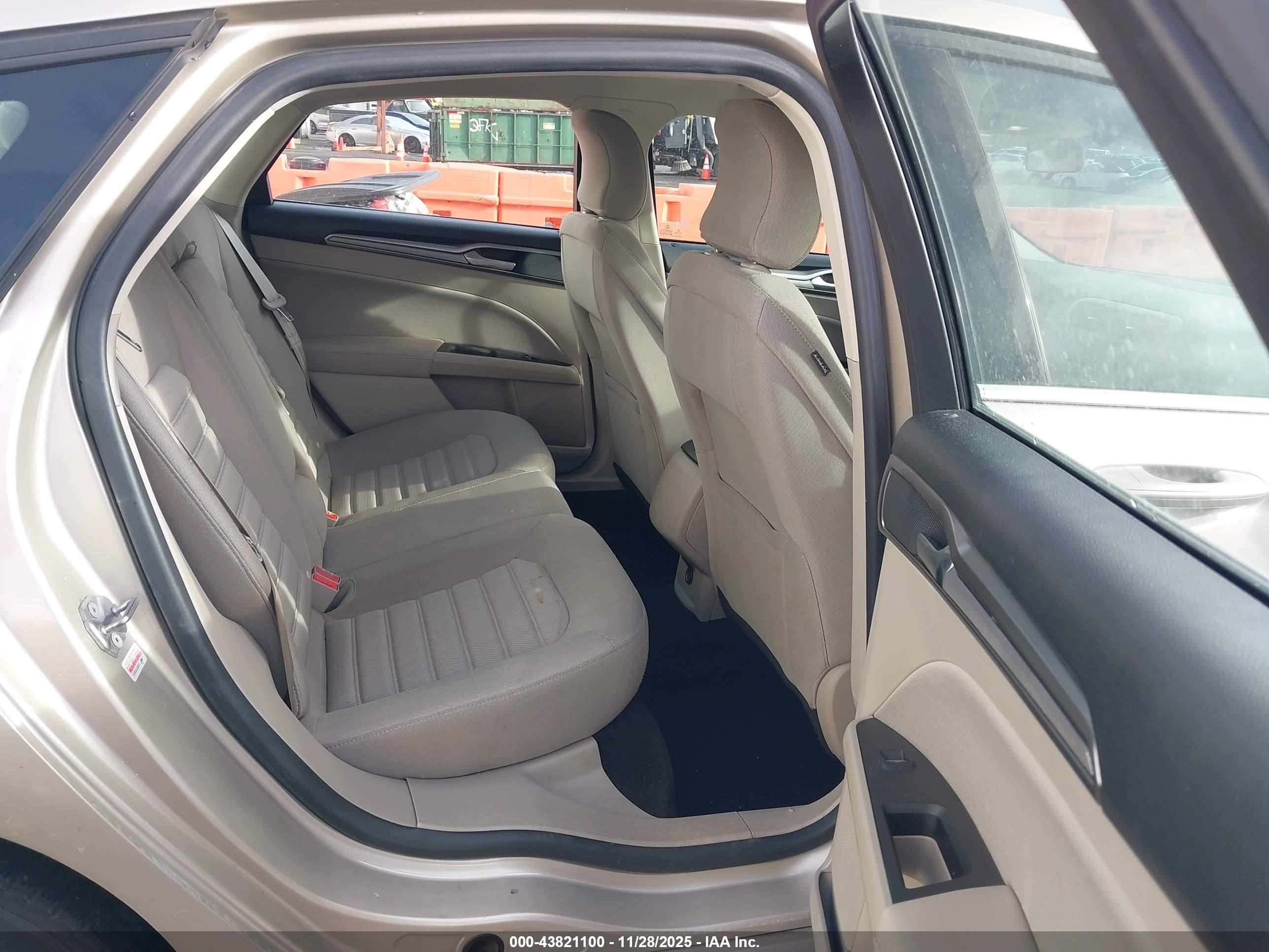 FORD FUSION image 8