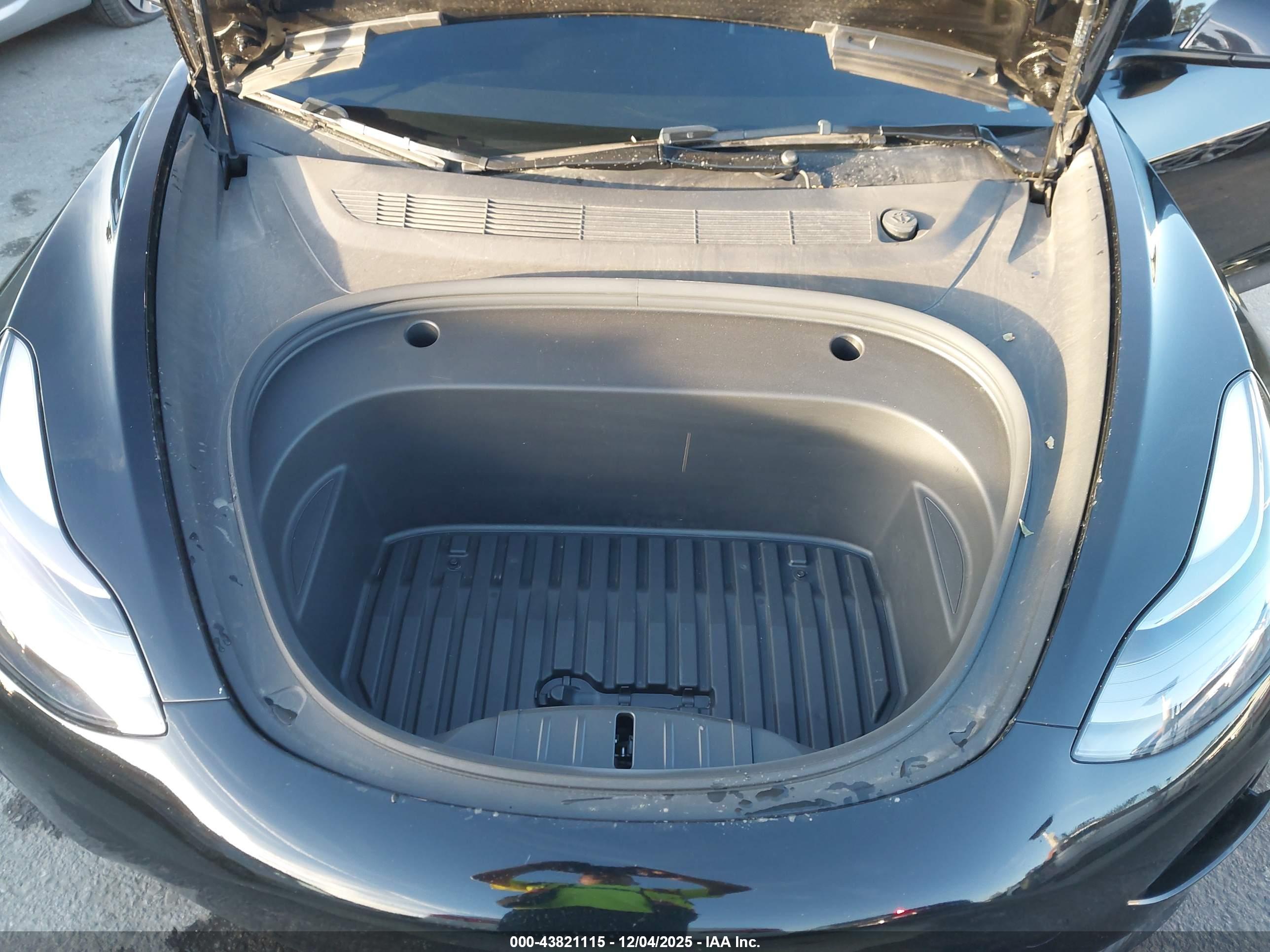 TESLA MODEL image 10