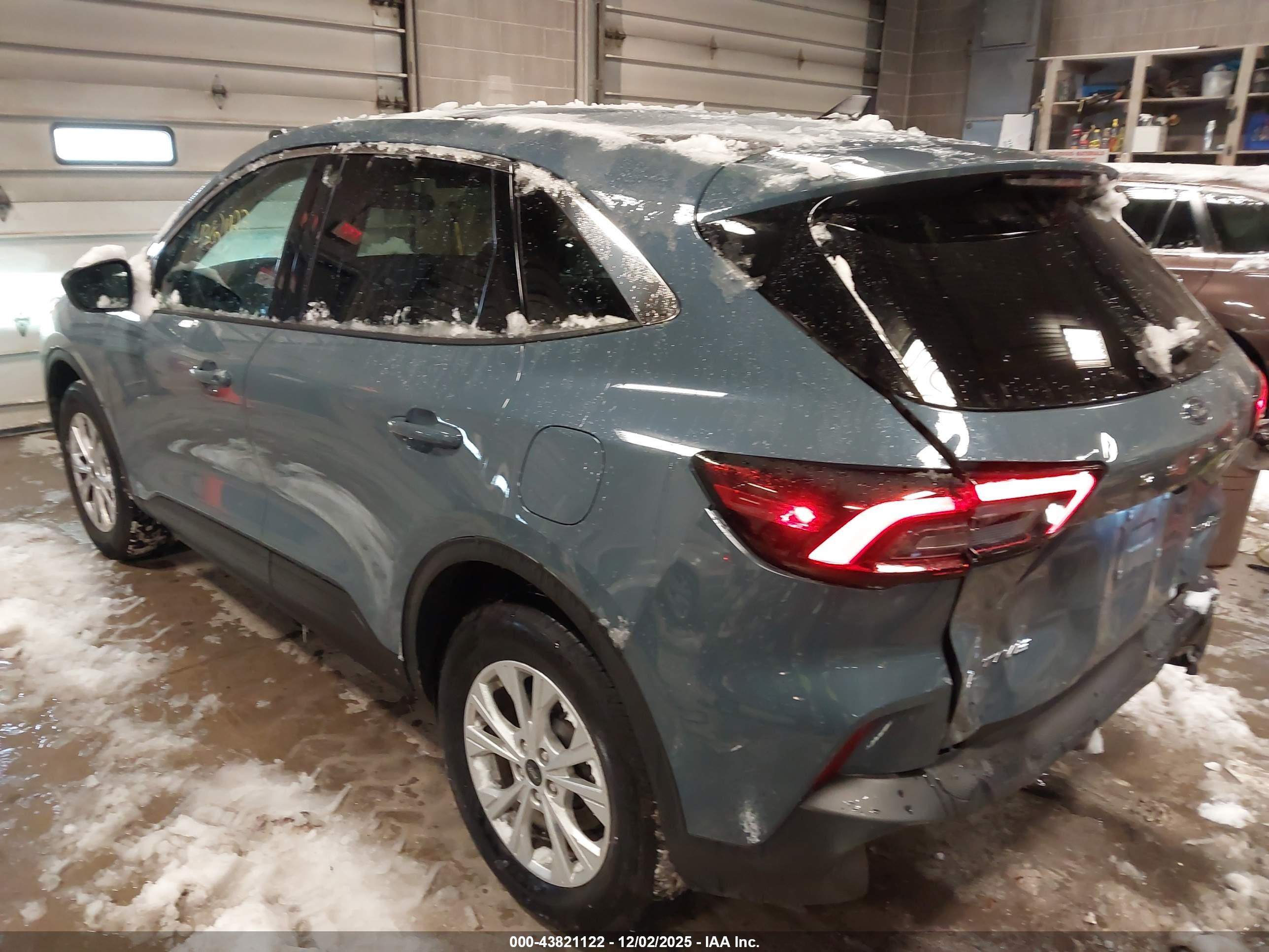 FORD ESCAPE image 3