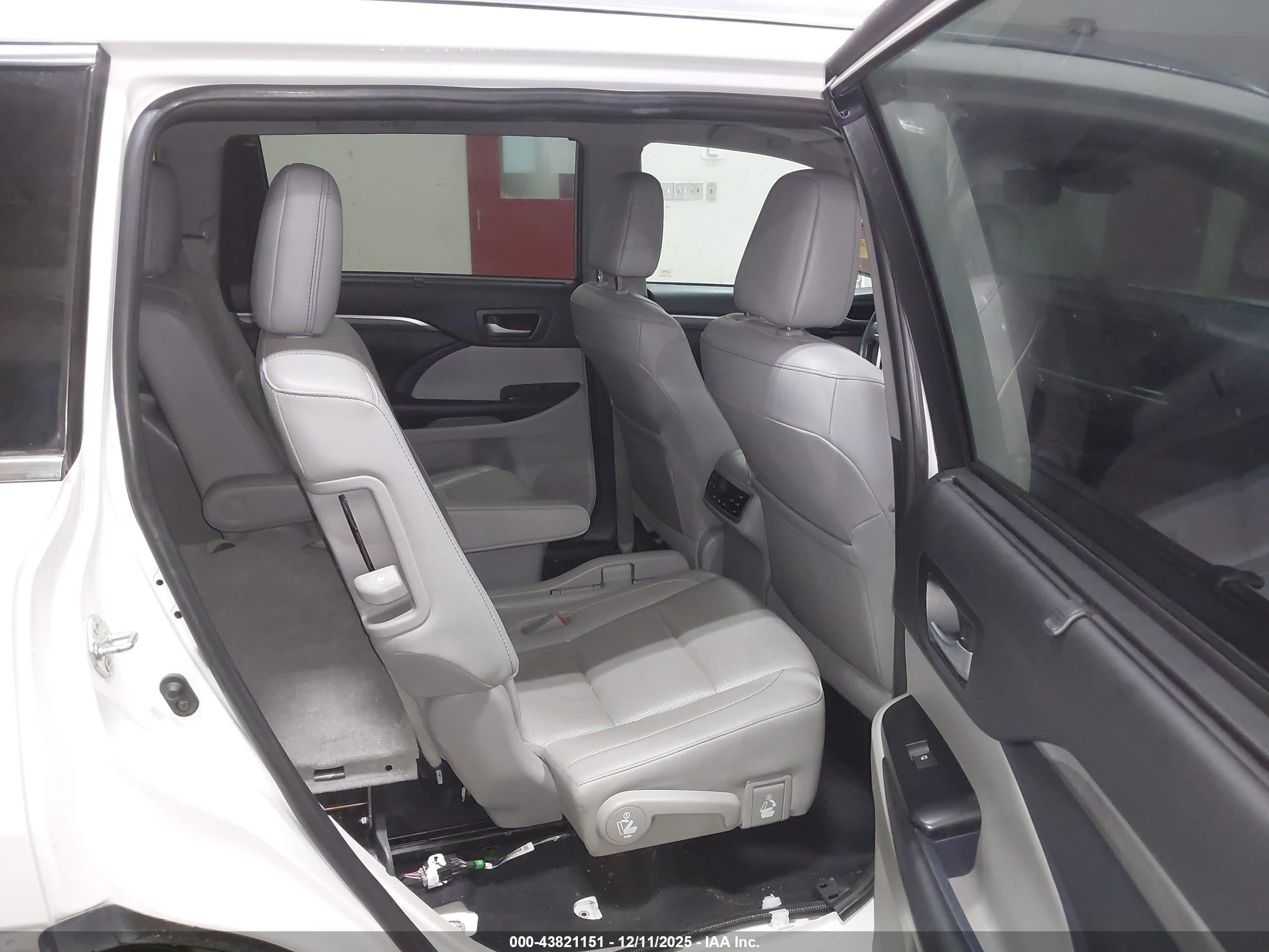 TOYOTA HIGHLANDER image 8