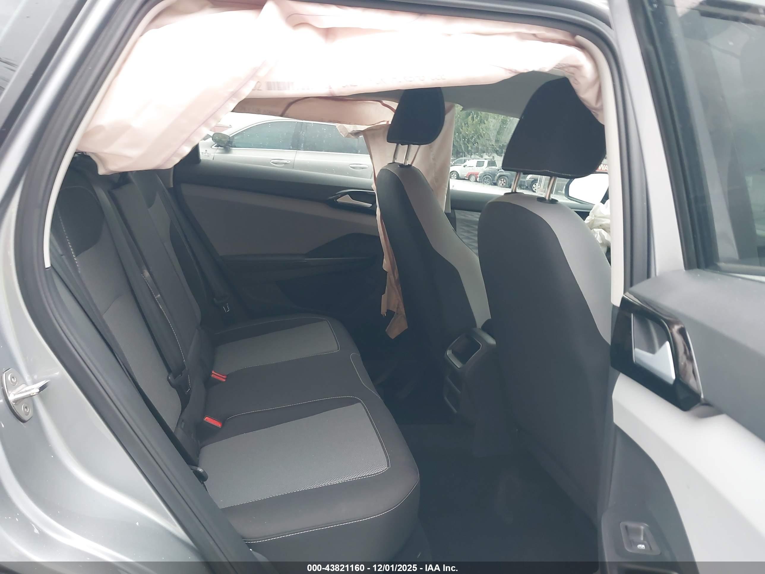 VOLKSWAGEN TAOS image 8