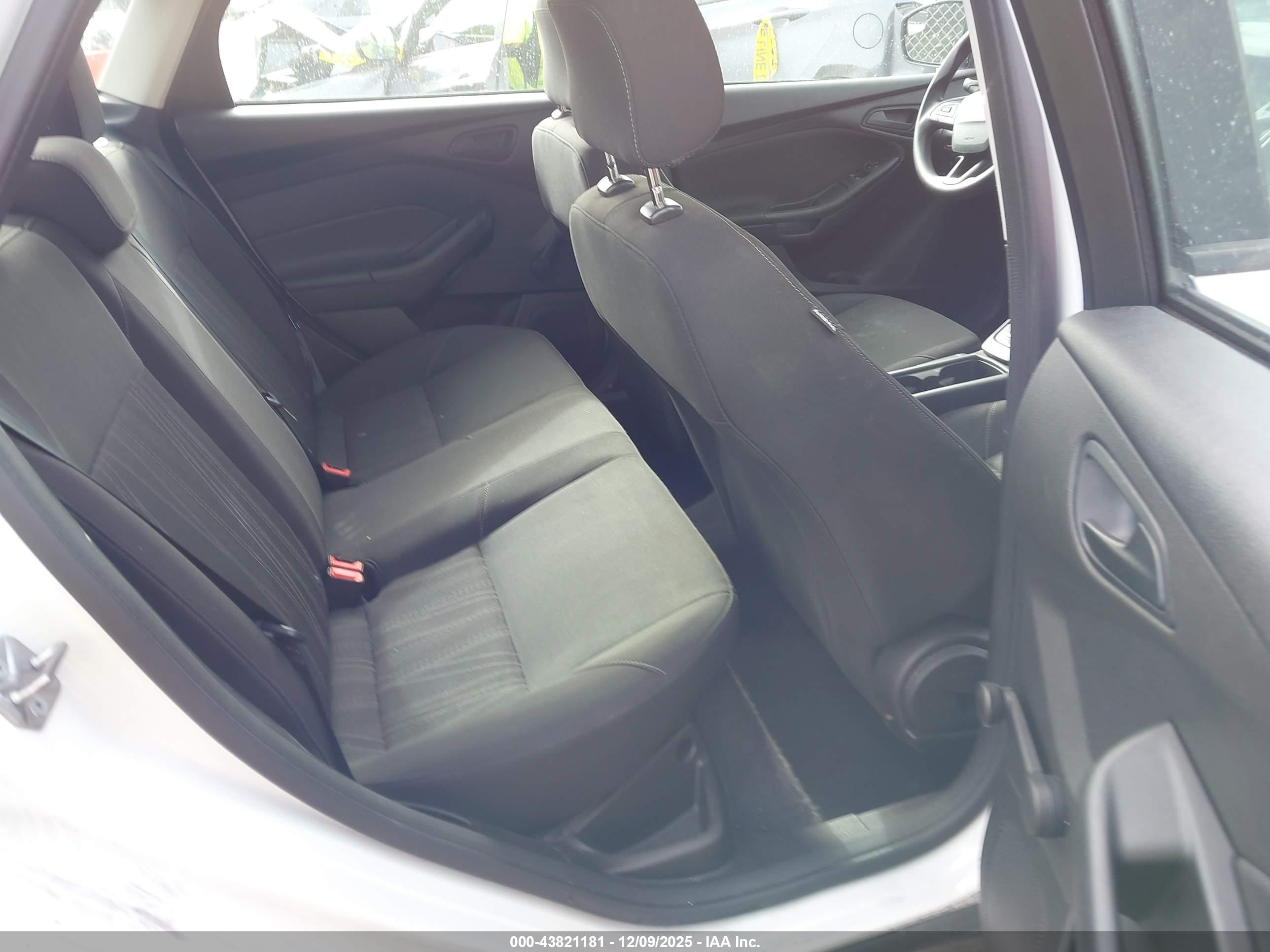 FORD FOCUS image 8