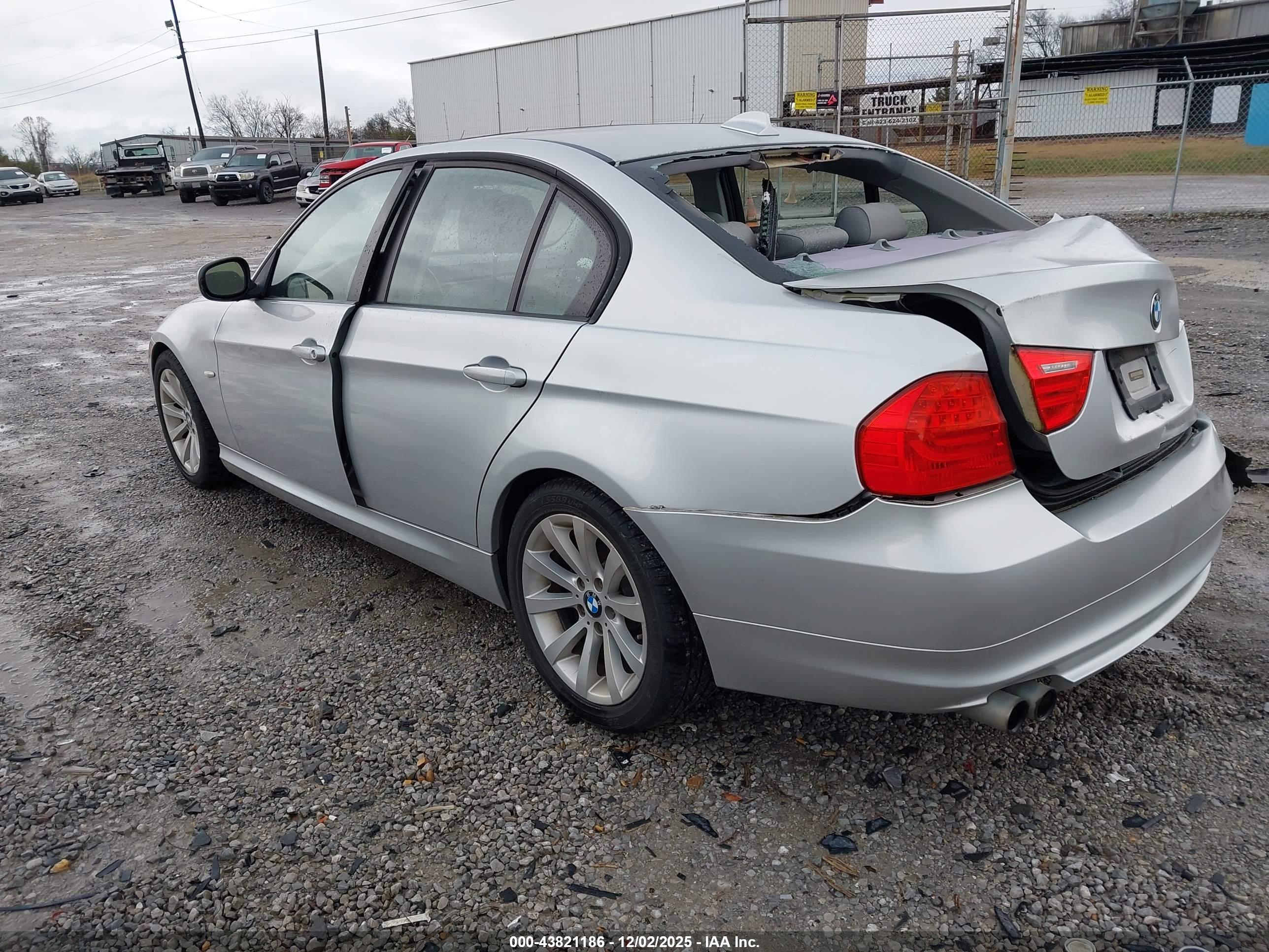 BMW 328I image 3