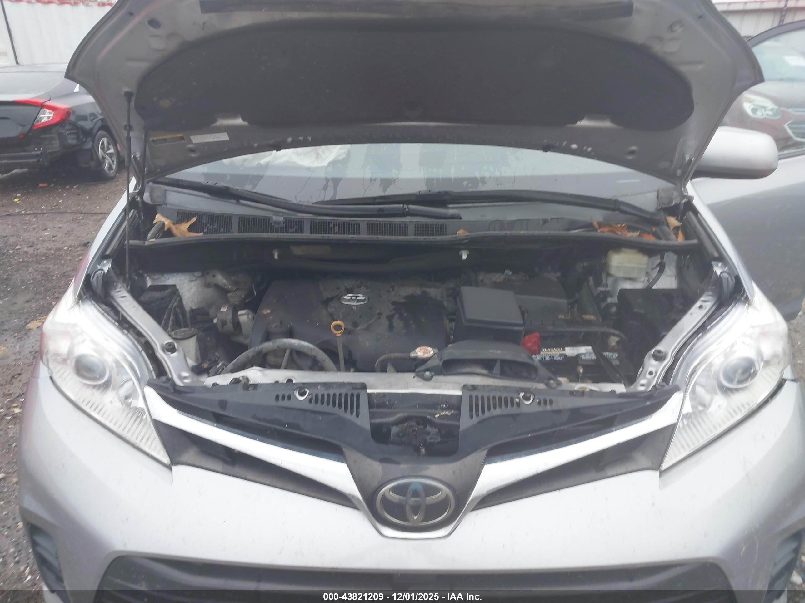 TOYOTA SIENNA image 10