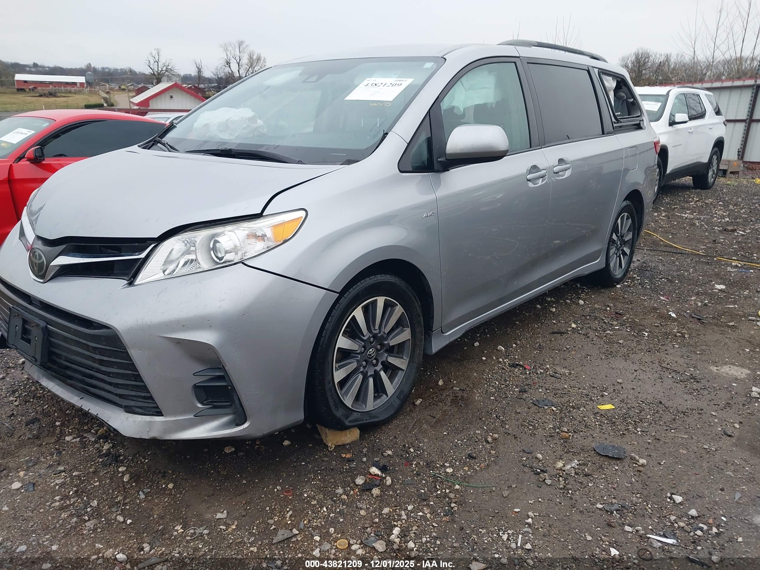 TOYOTA SIENNA image 2