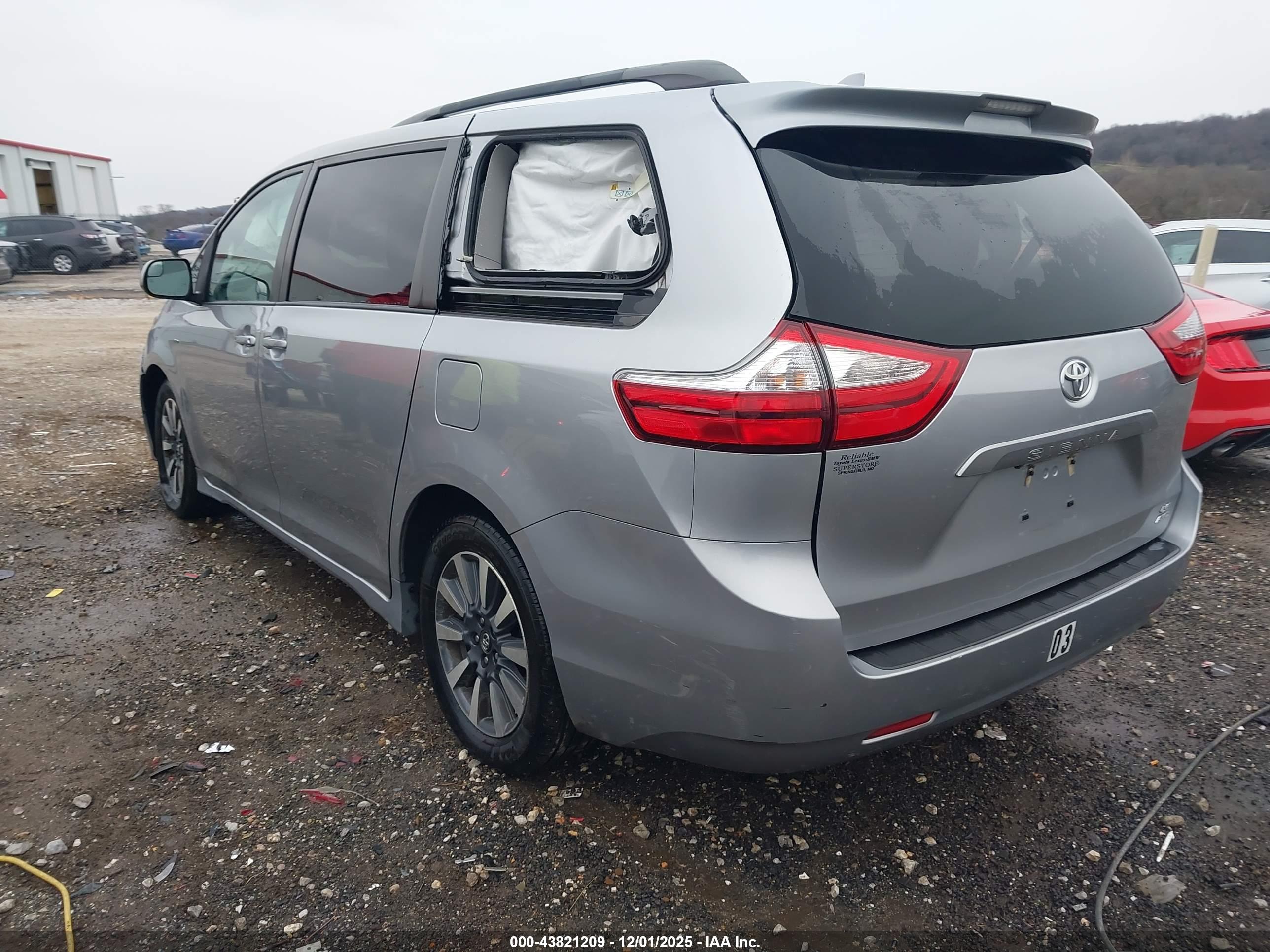TOYOTA SIENNA image 3