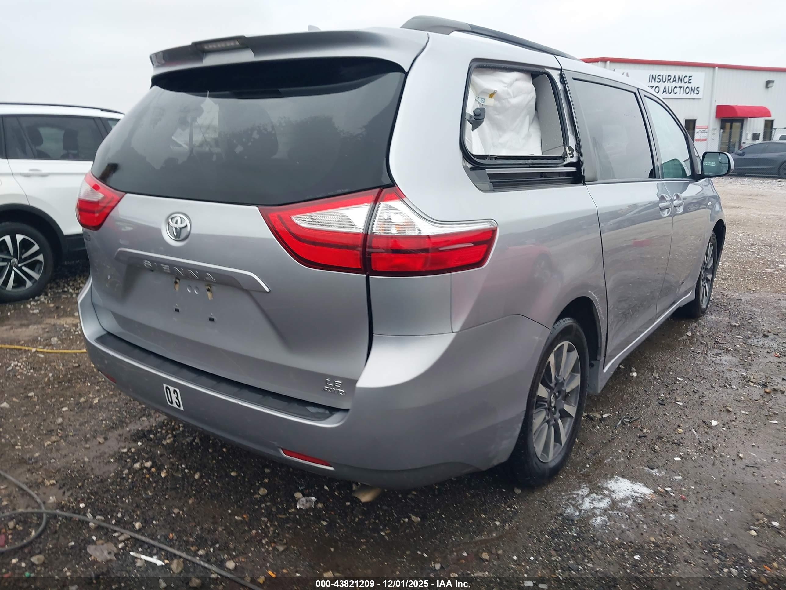 TOYOTA SIENNA image 4