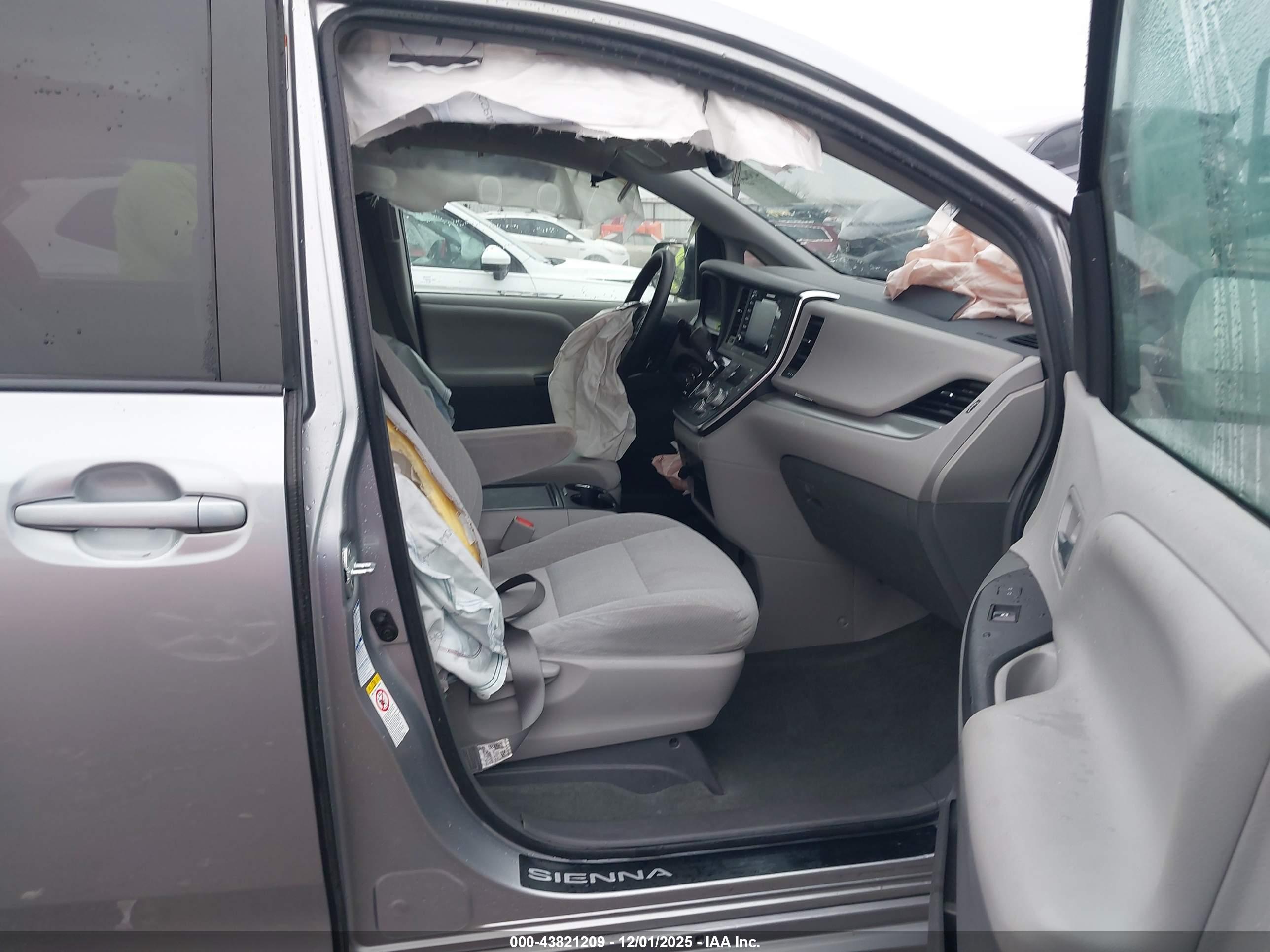 TOYOTA SIENNA image 5