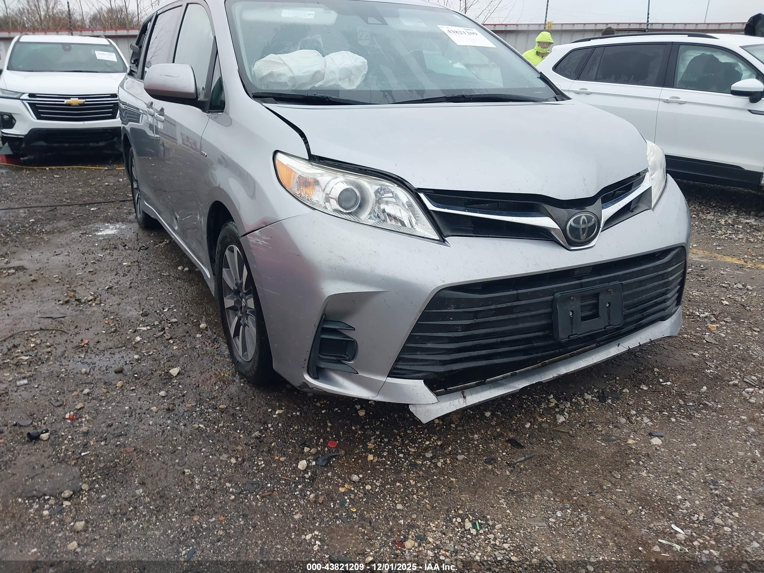TOYOTA SIENNA image 6