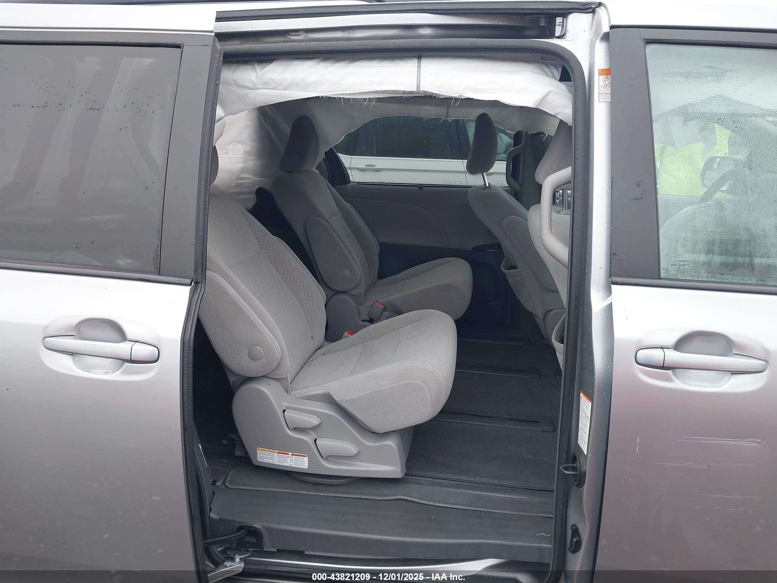 TOYOTA SIENNA image 8