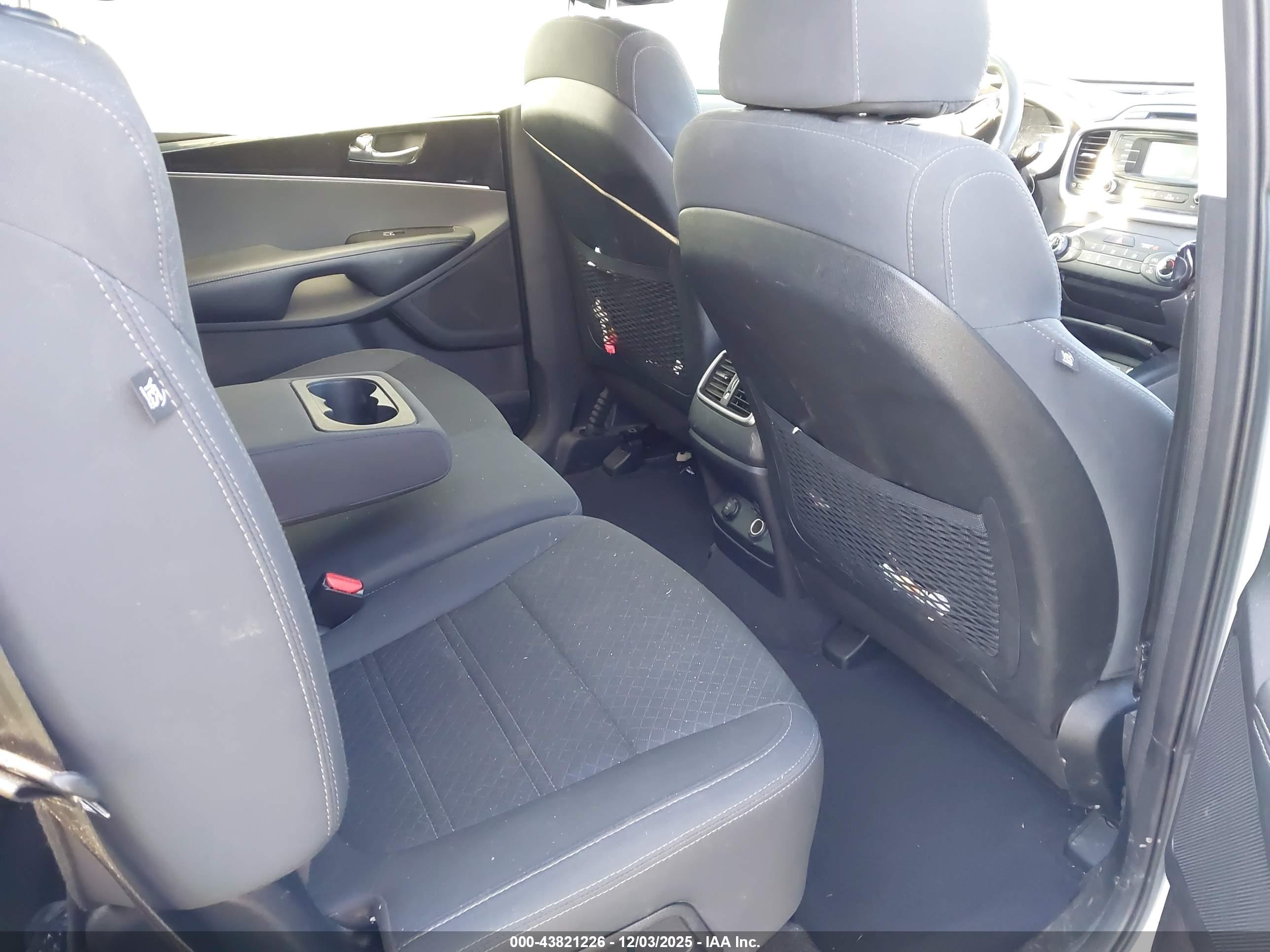 KIA SORENTO image 8