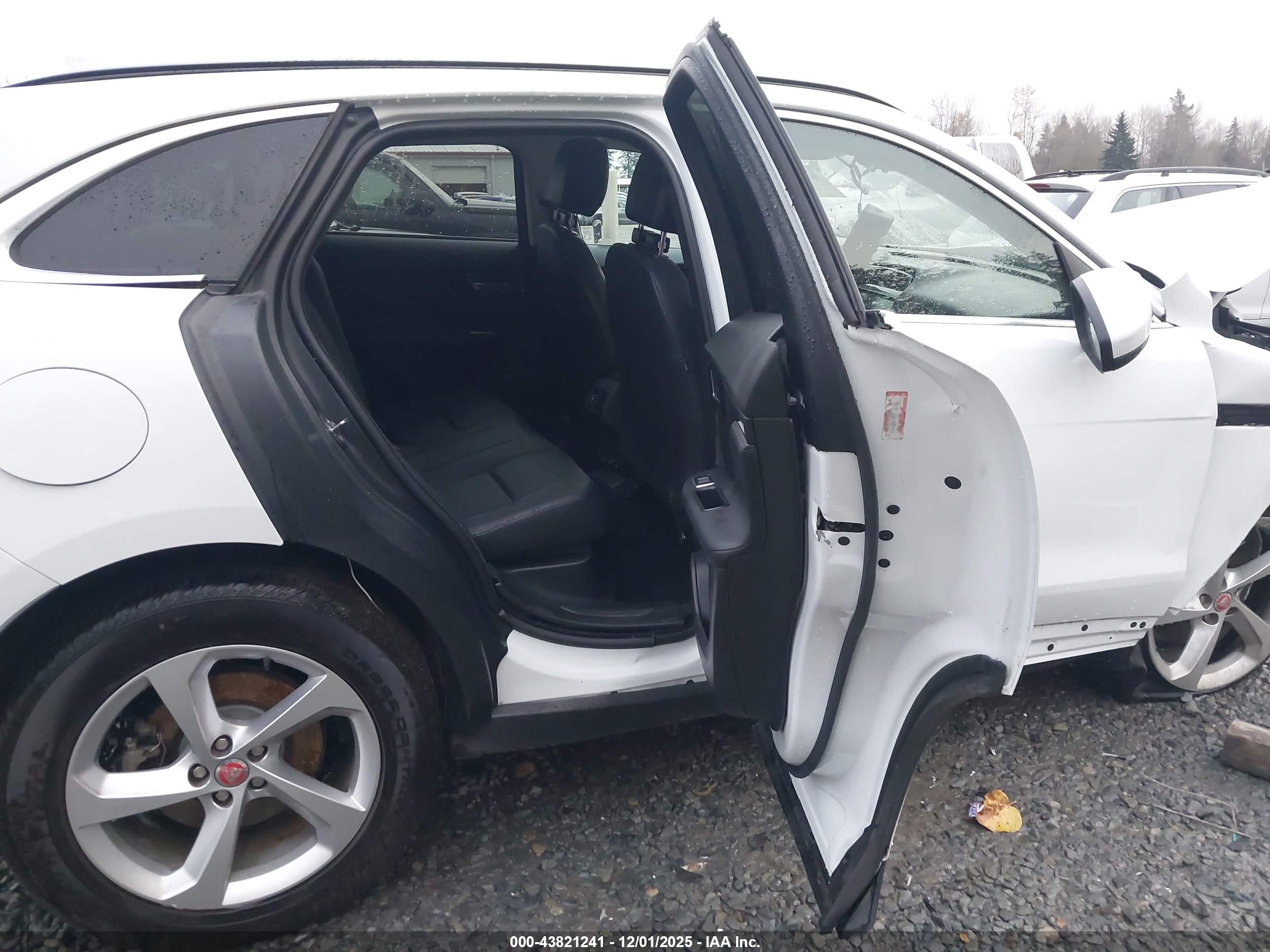 JAGUAR F-PACE image 8