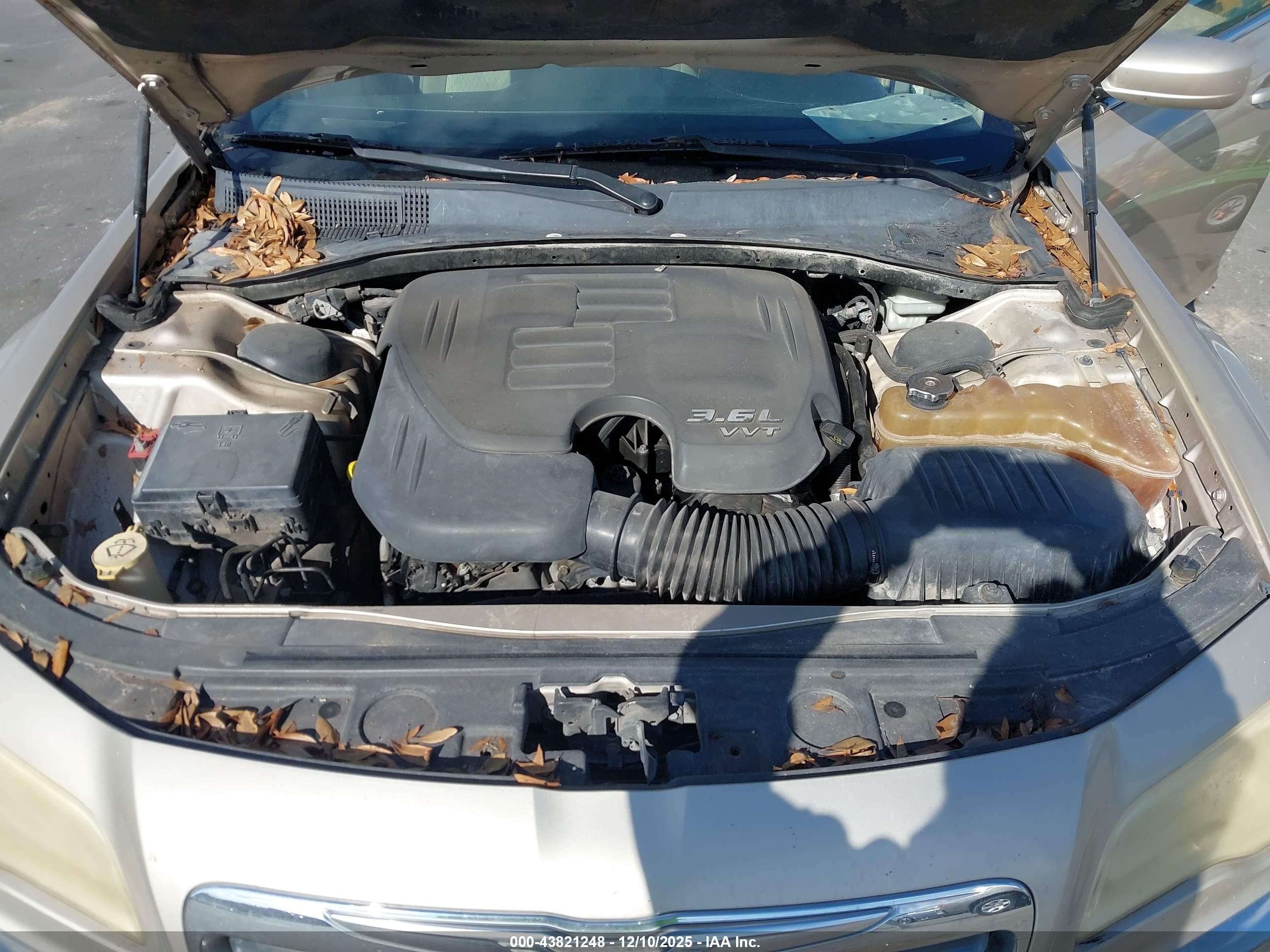 CHRYSLER 300 image 10