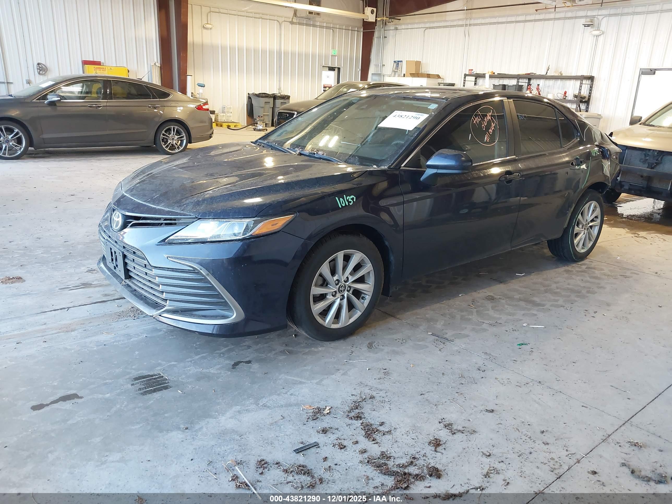TOYOTA CAMRY image 2