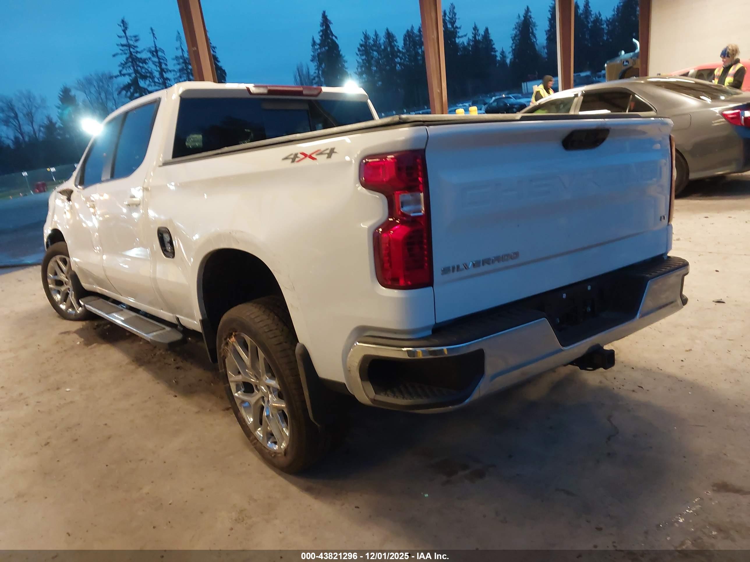 CHEVROLET SILVERADO image 3