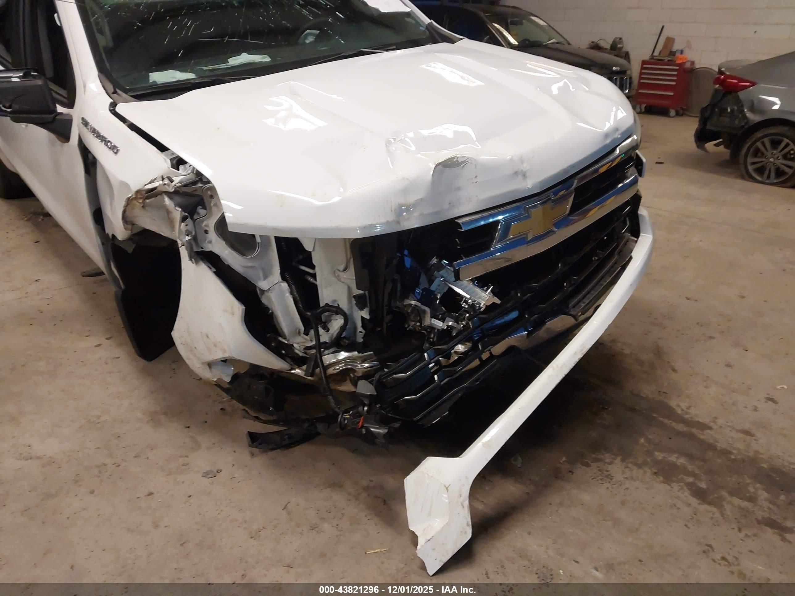 CHEVROLET SILVERADO image 6