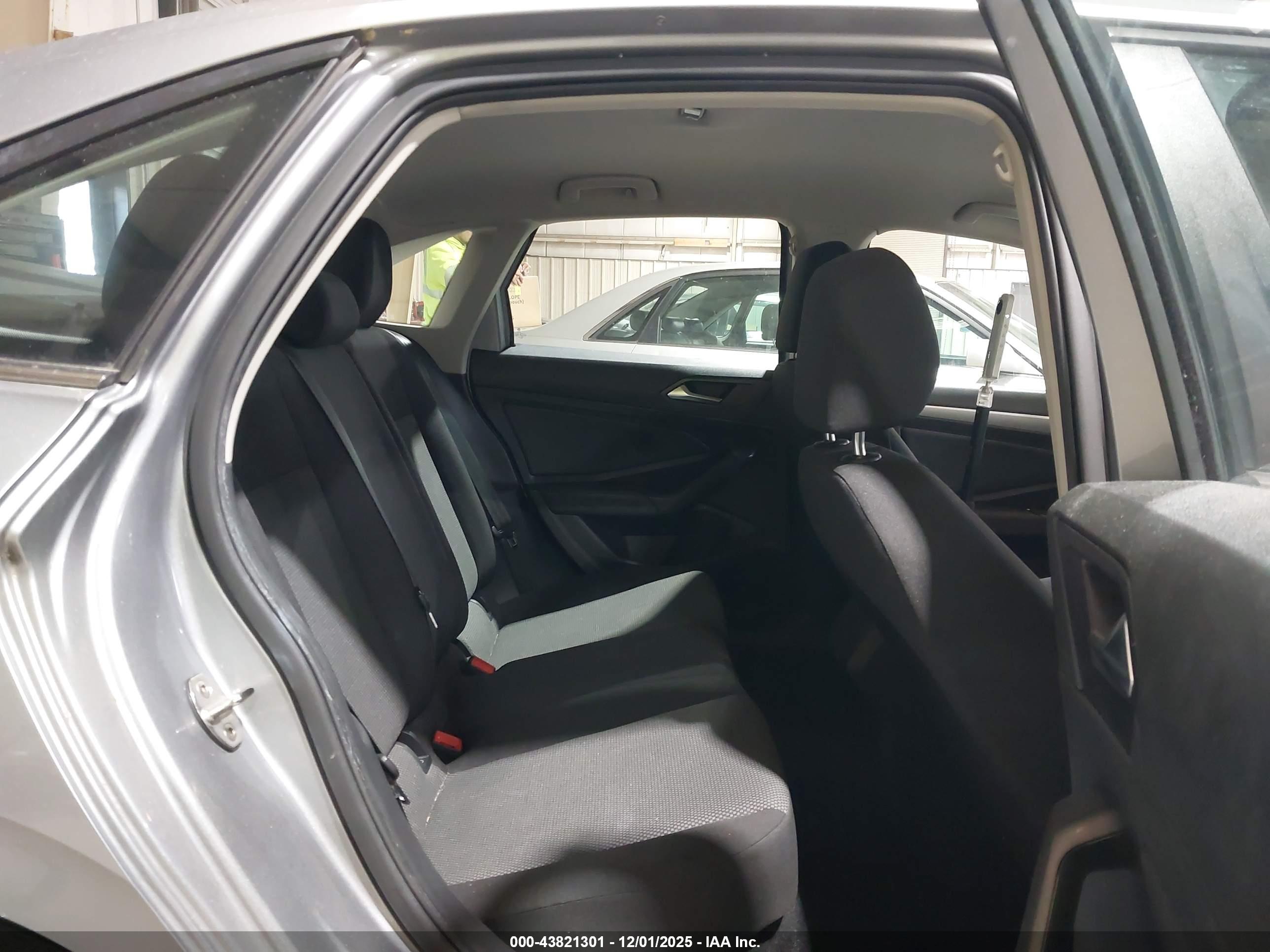 VOLKSWAGEN JETTA image 8