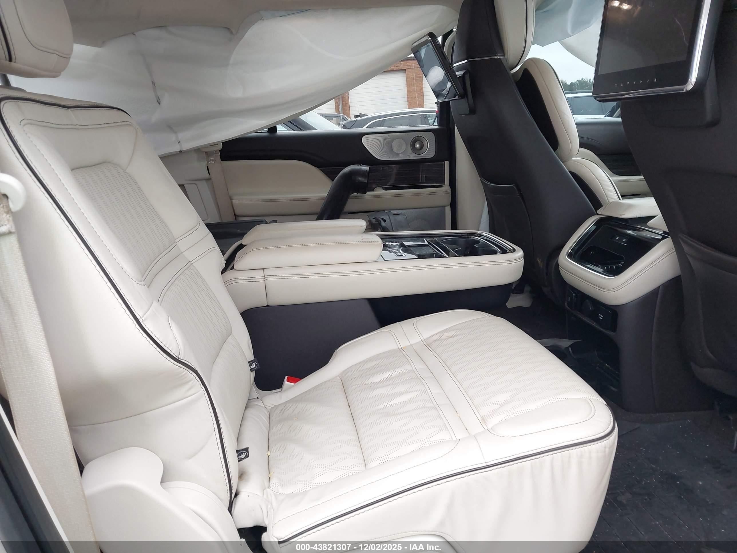 LINCOLN NAVIGATOR image 8