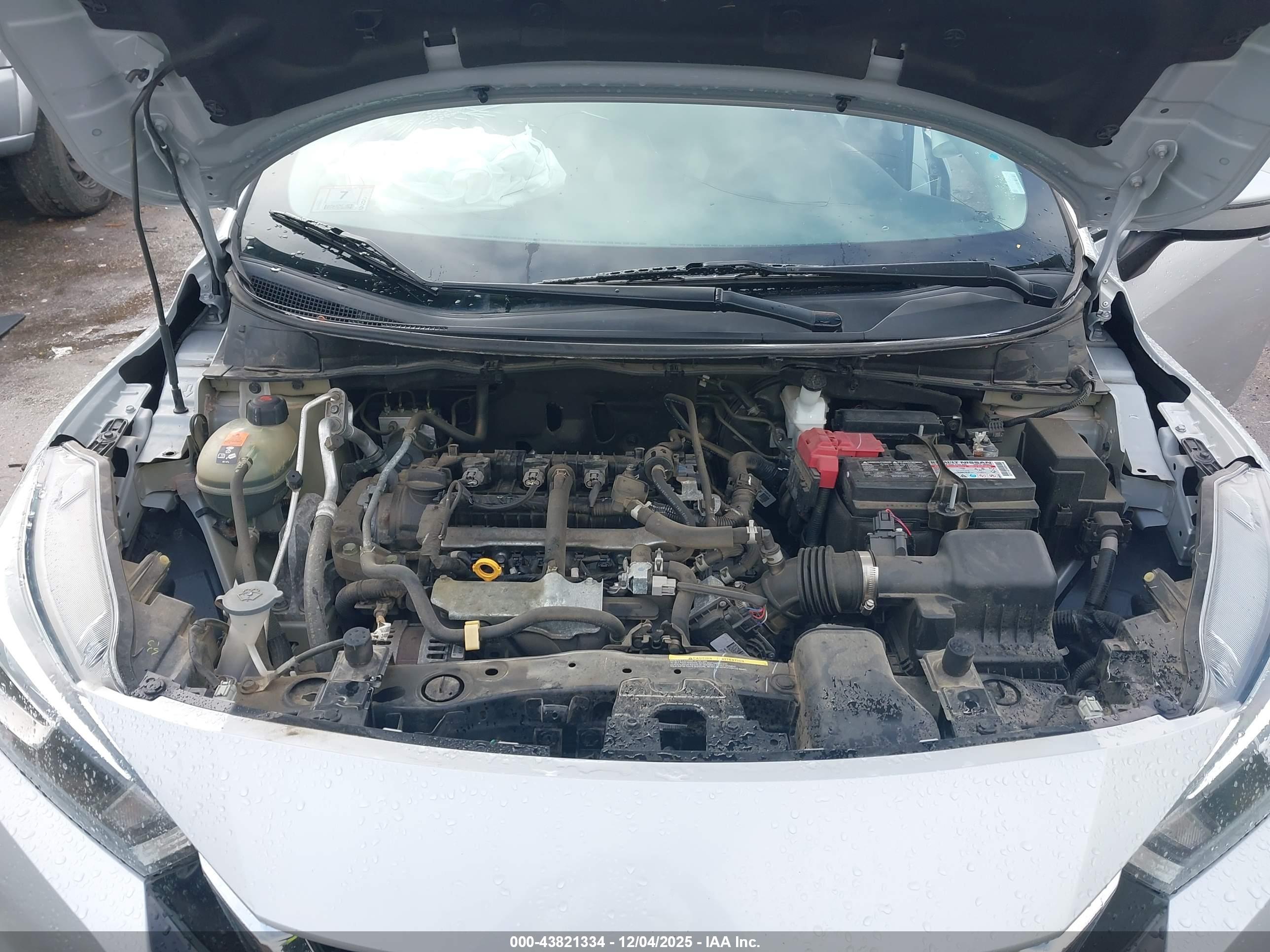 NISSAN VERSA image 10