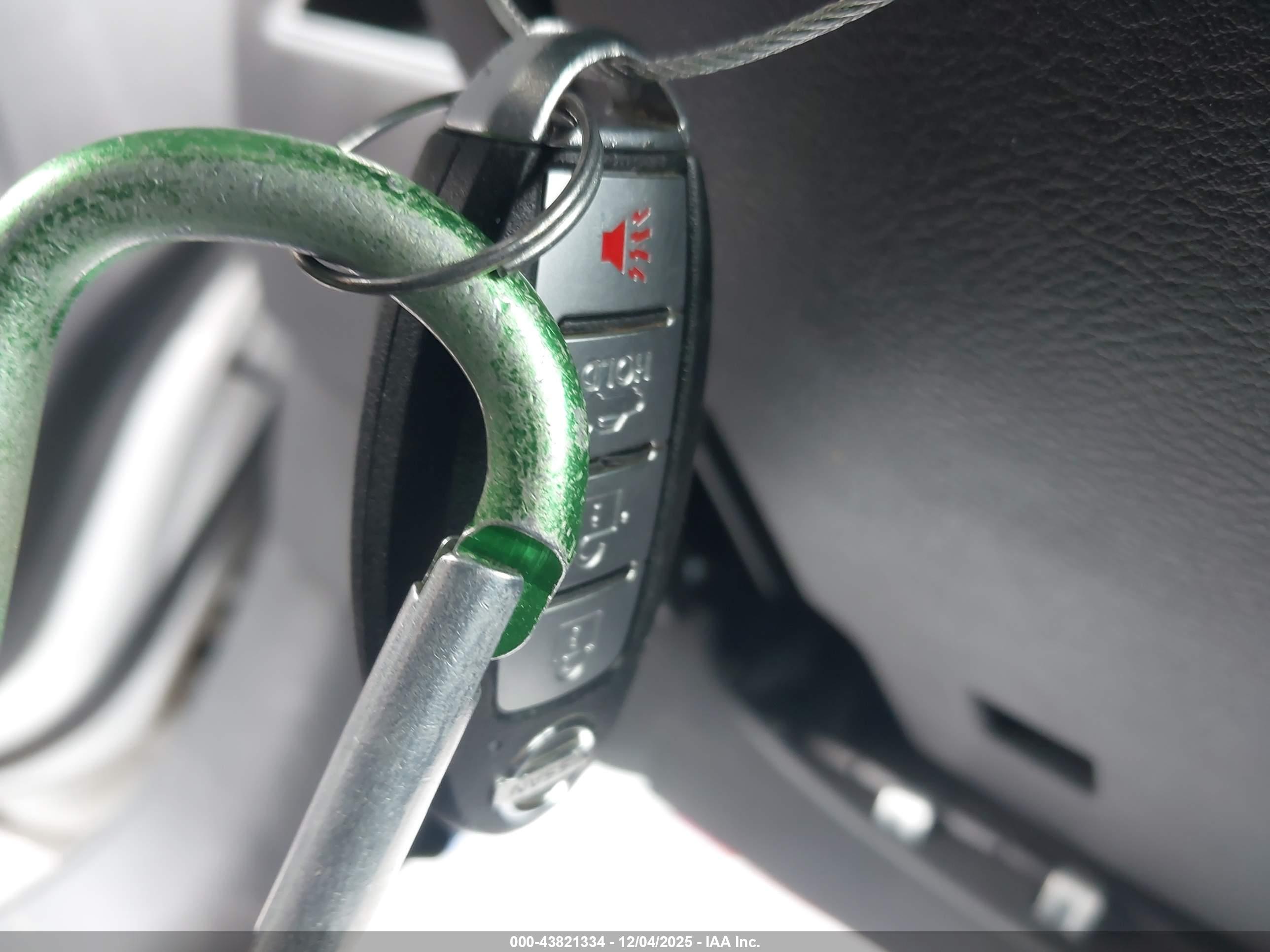 NISSAN VERSA image 11