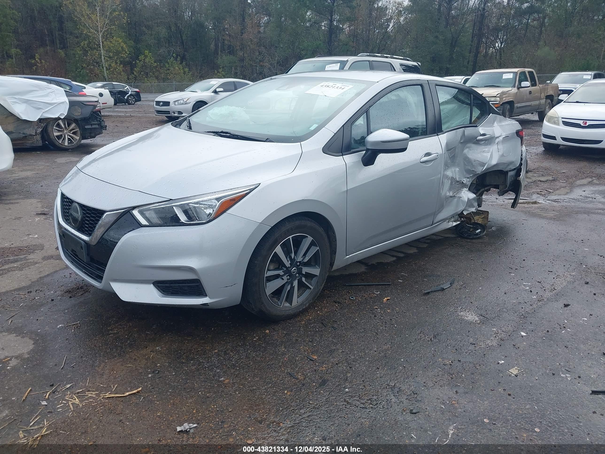 NISSAN VERSA image 2