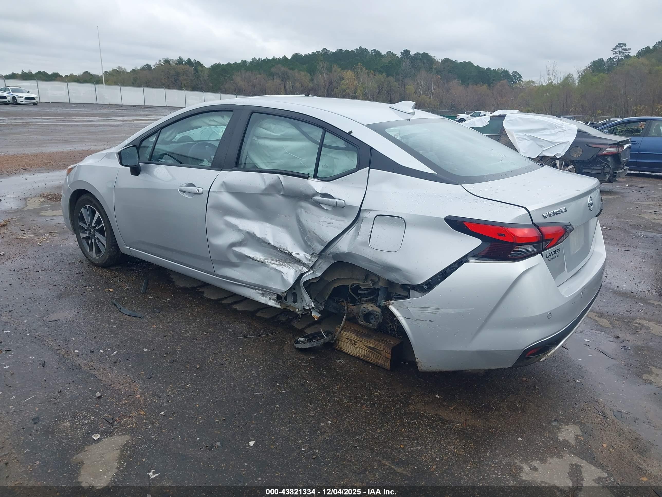 NISSAN VERSA image 3