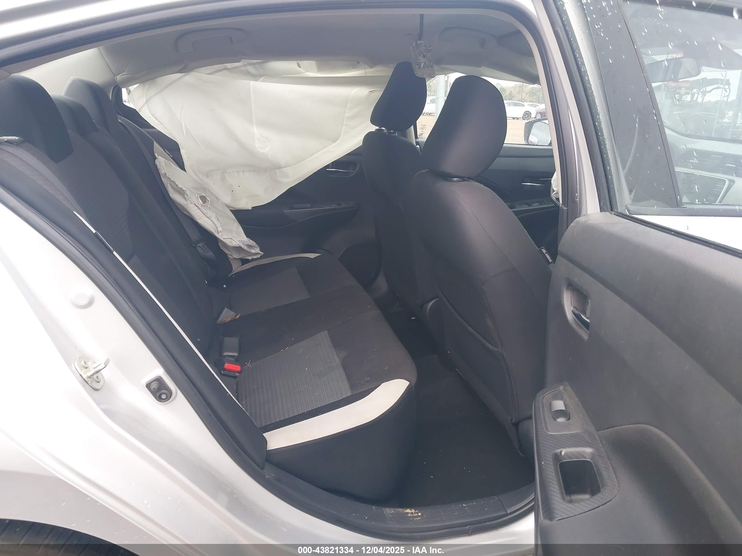 NISSAN VERSA image 8