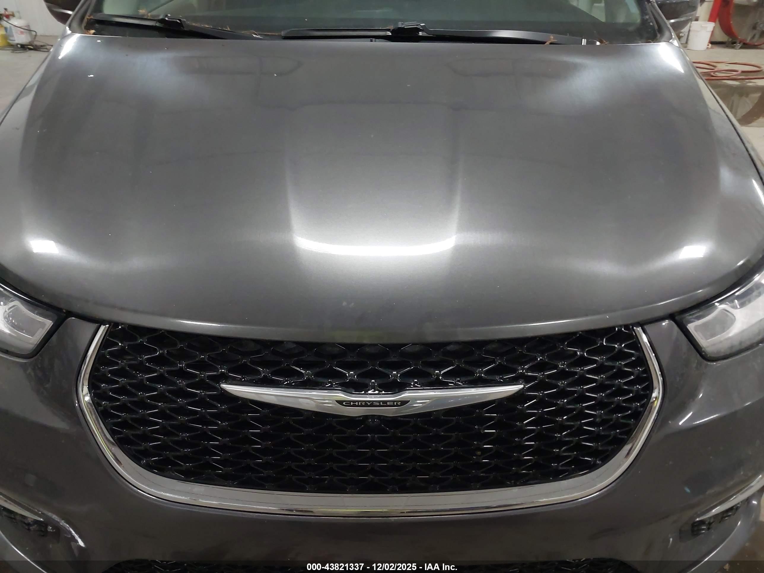 CHRYSLER PACIFICA image 6