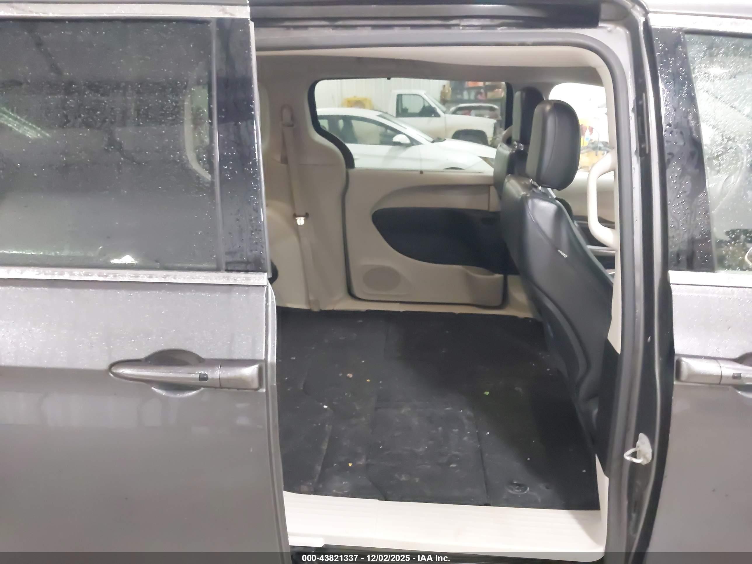 CHRYSLER PACIFICA image 8