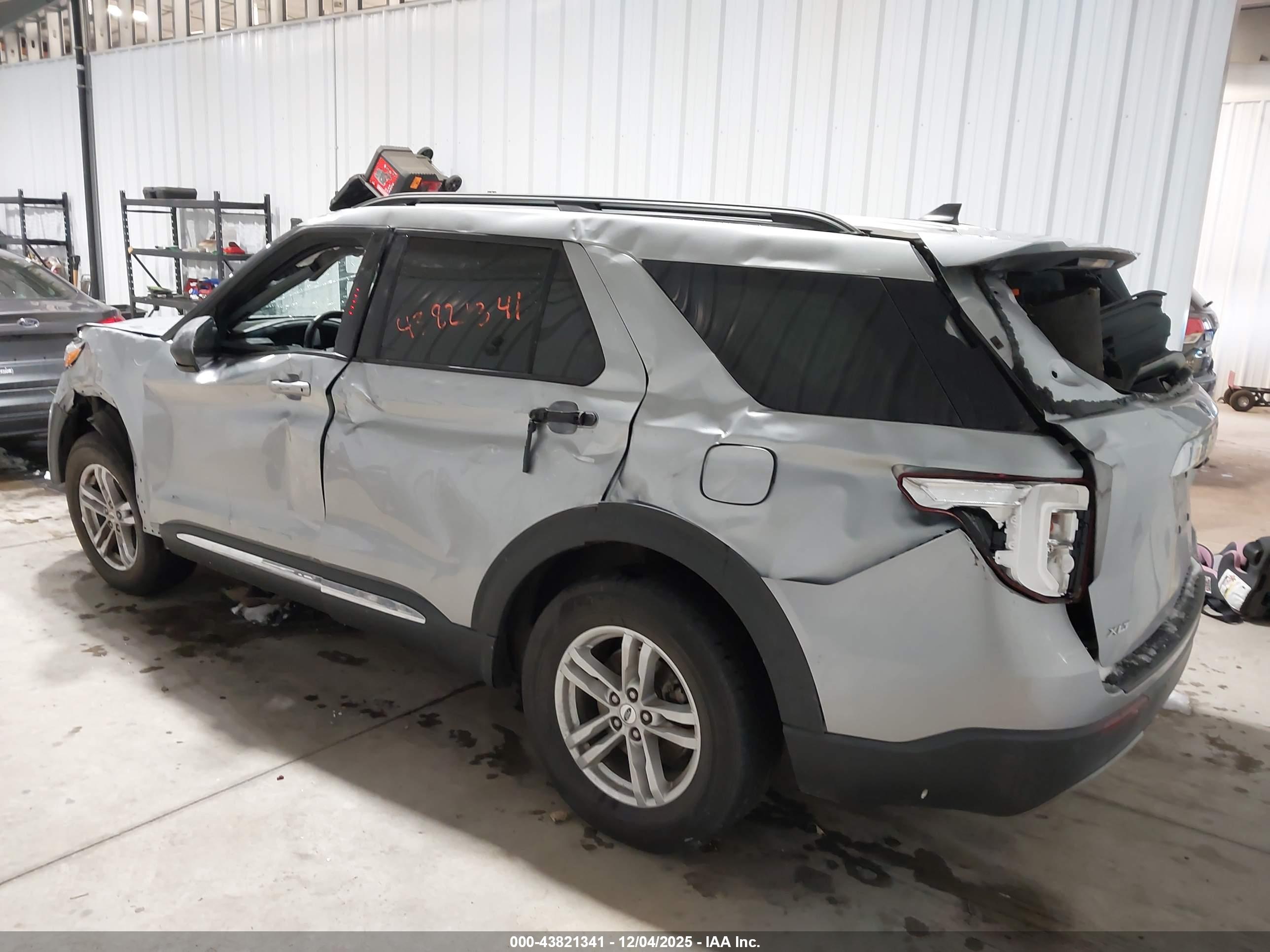 FORD EXPLORER image 3