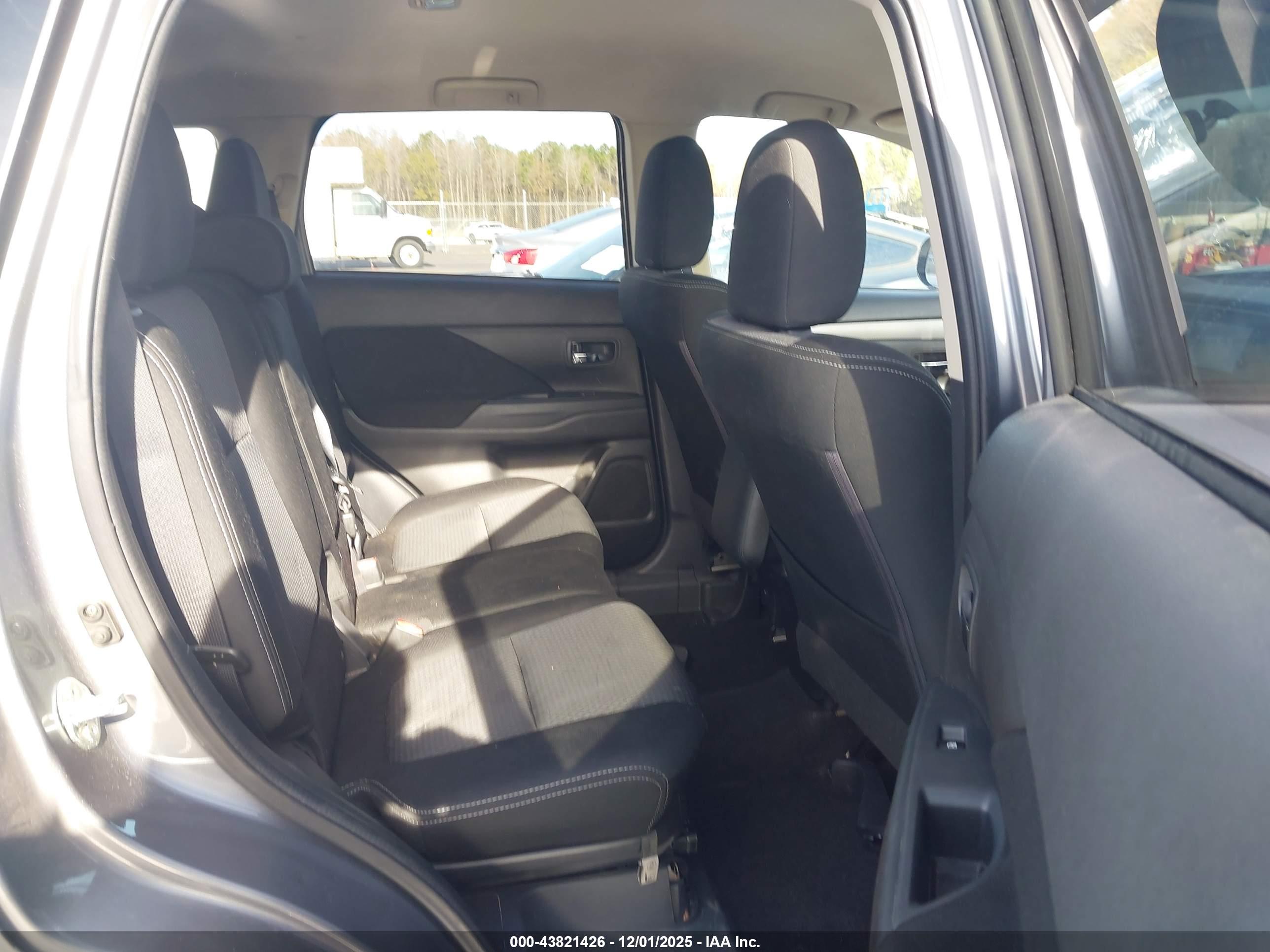 MITSUBISHI OUTLANDER image 8