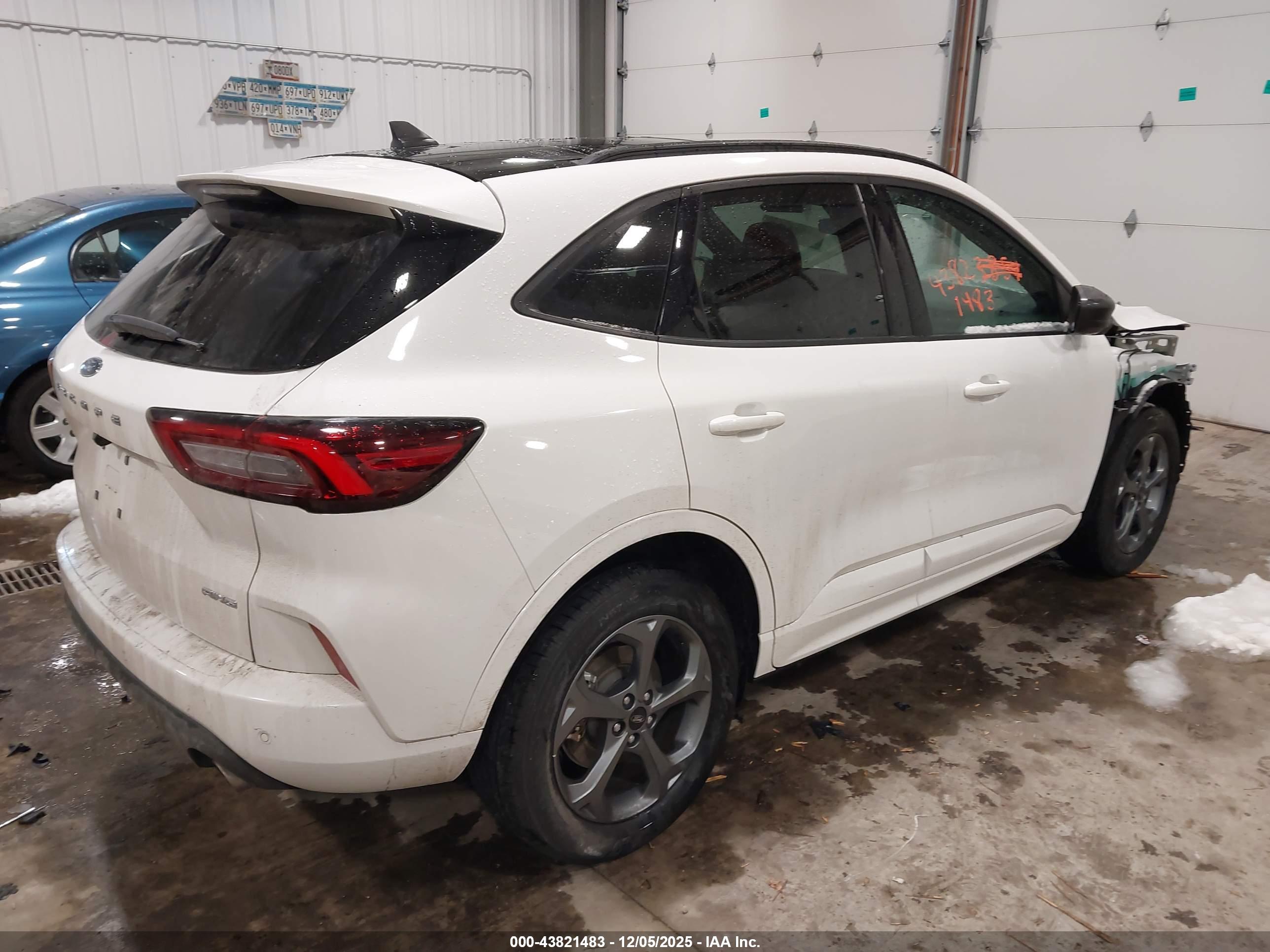 FORD ESCAPE image 4