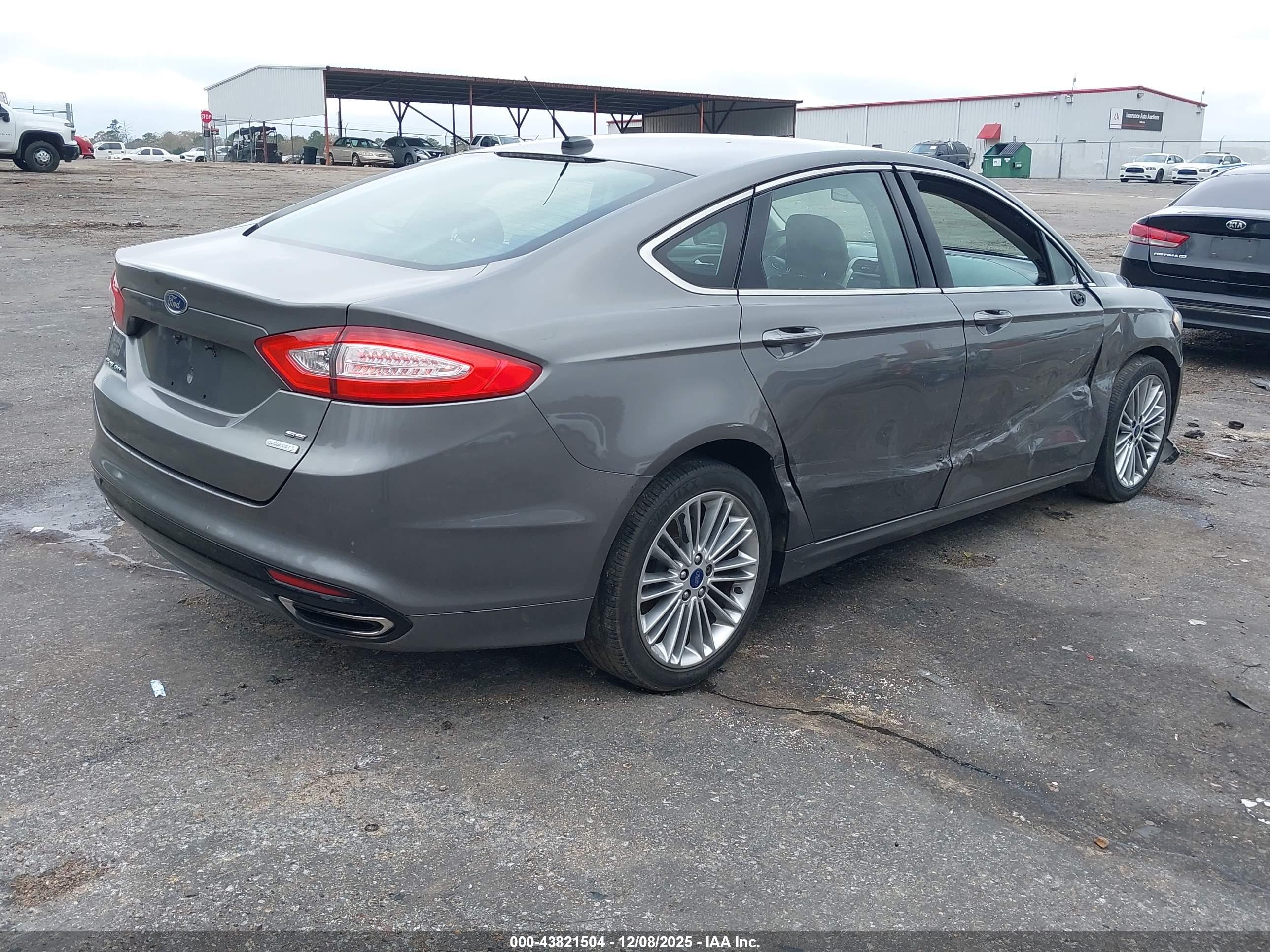 FORD FUSION image 4