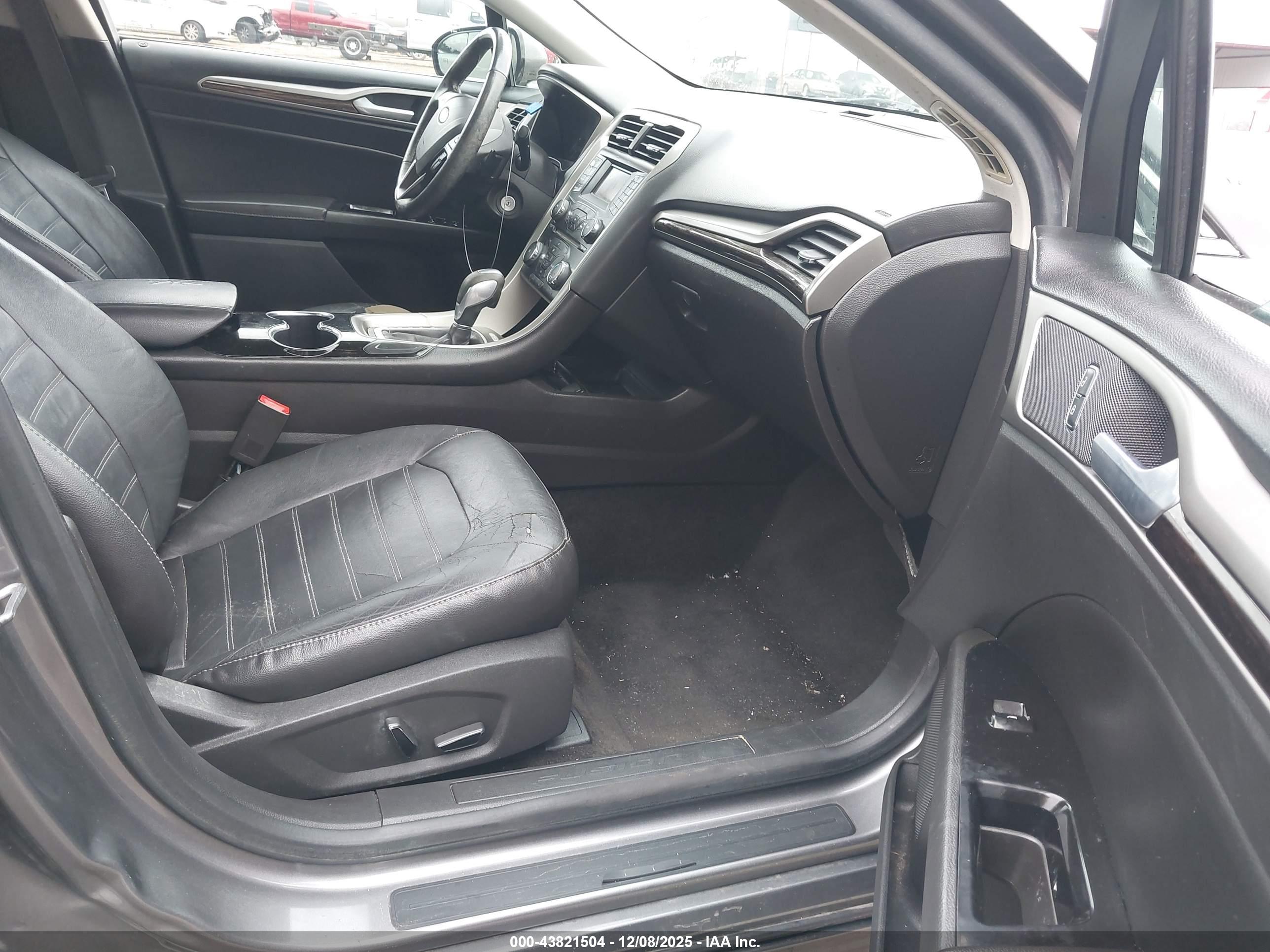 FORD FUSION image 5