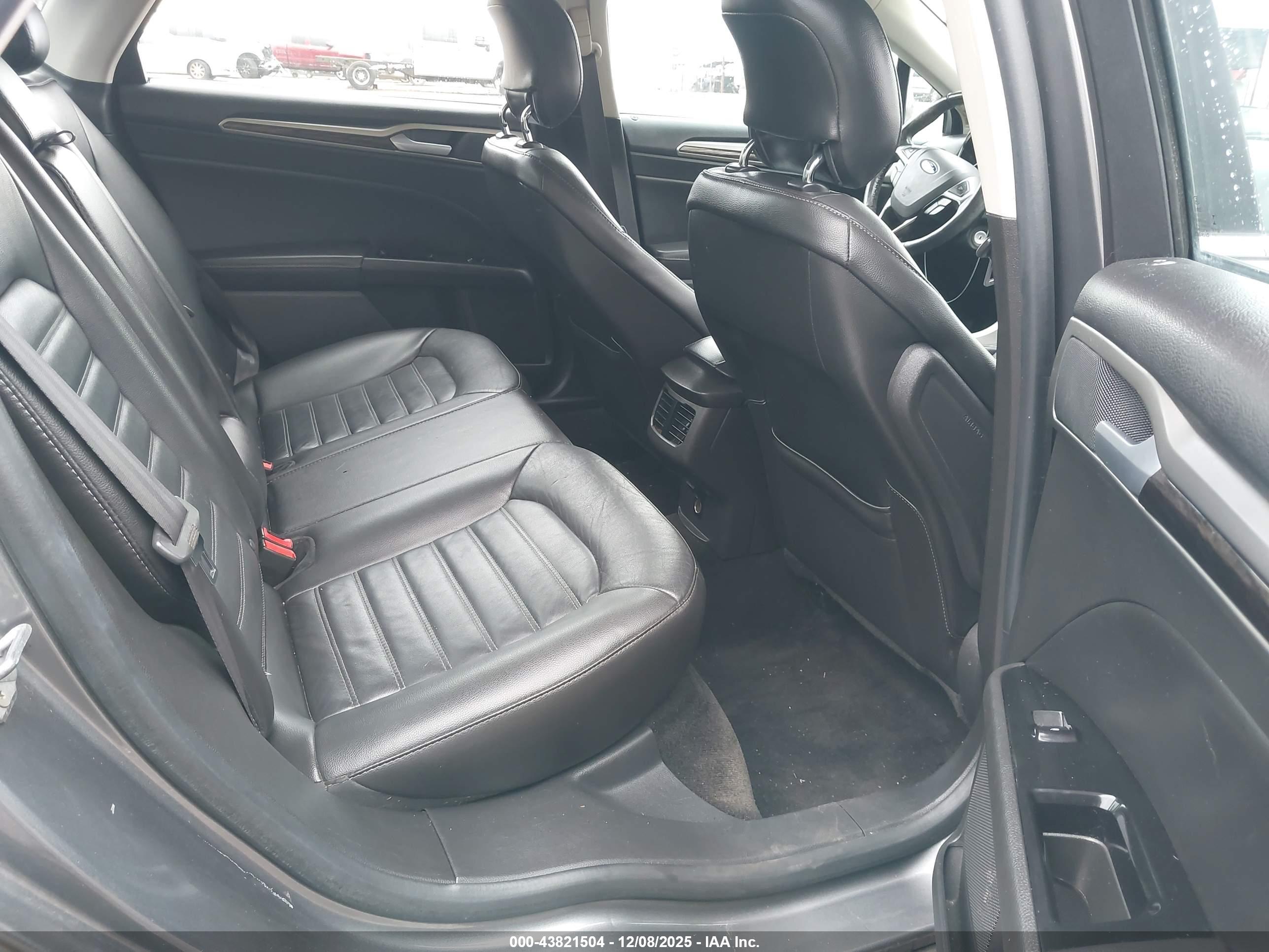FORD FUSION image 8