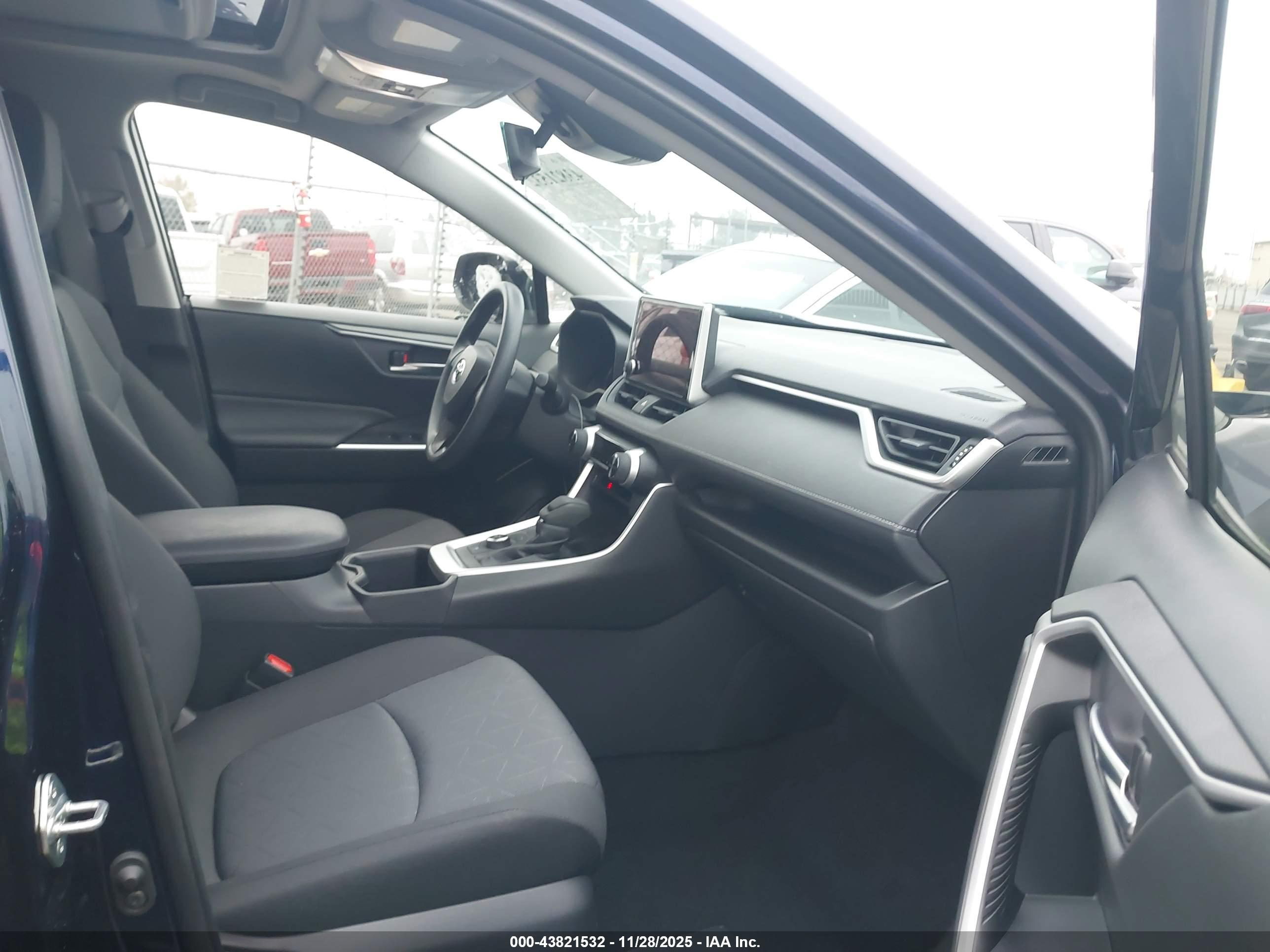 TOYOTA RAV4 image 5