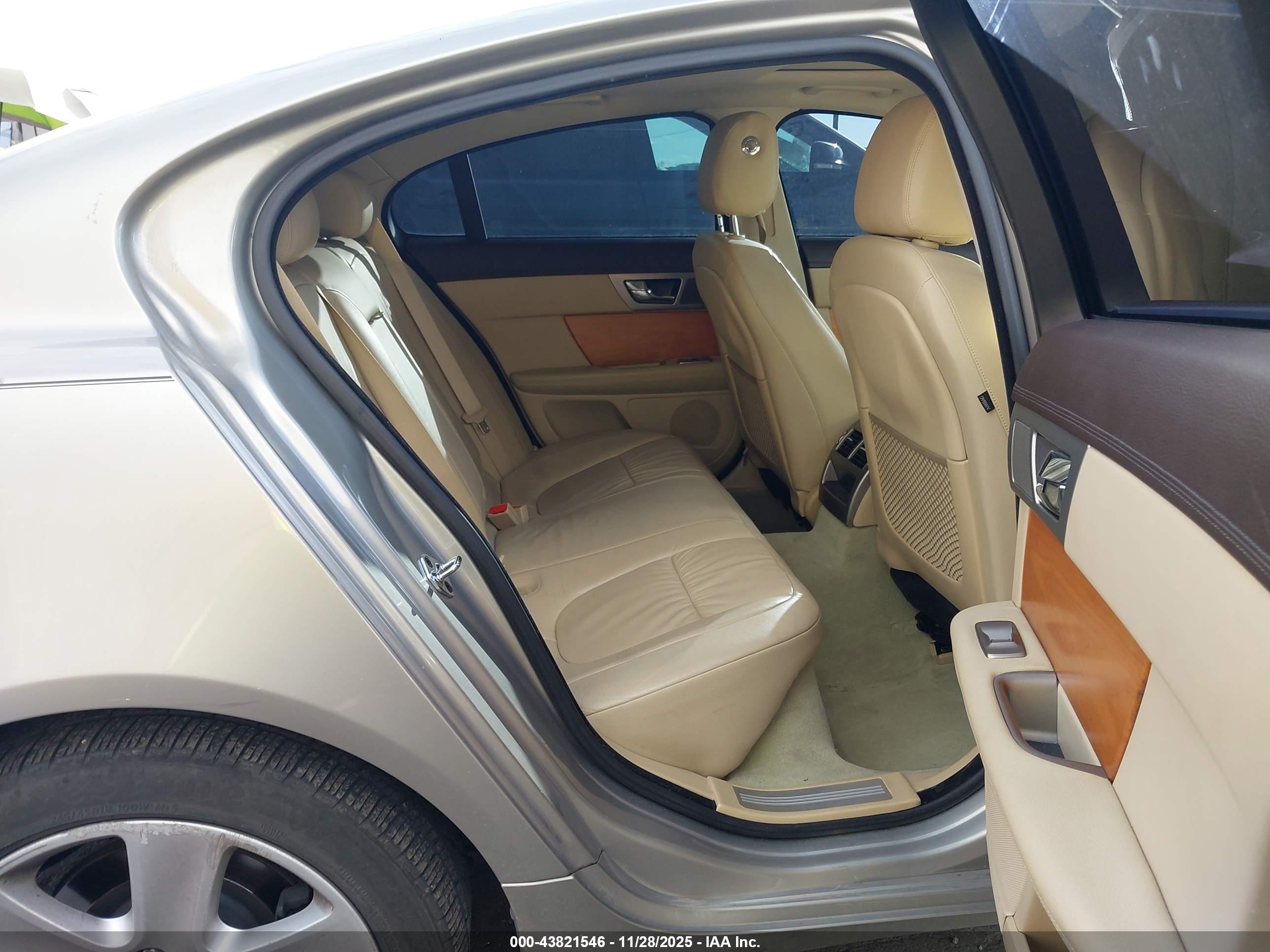 JAGUAR XF image 8