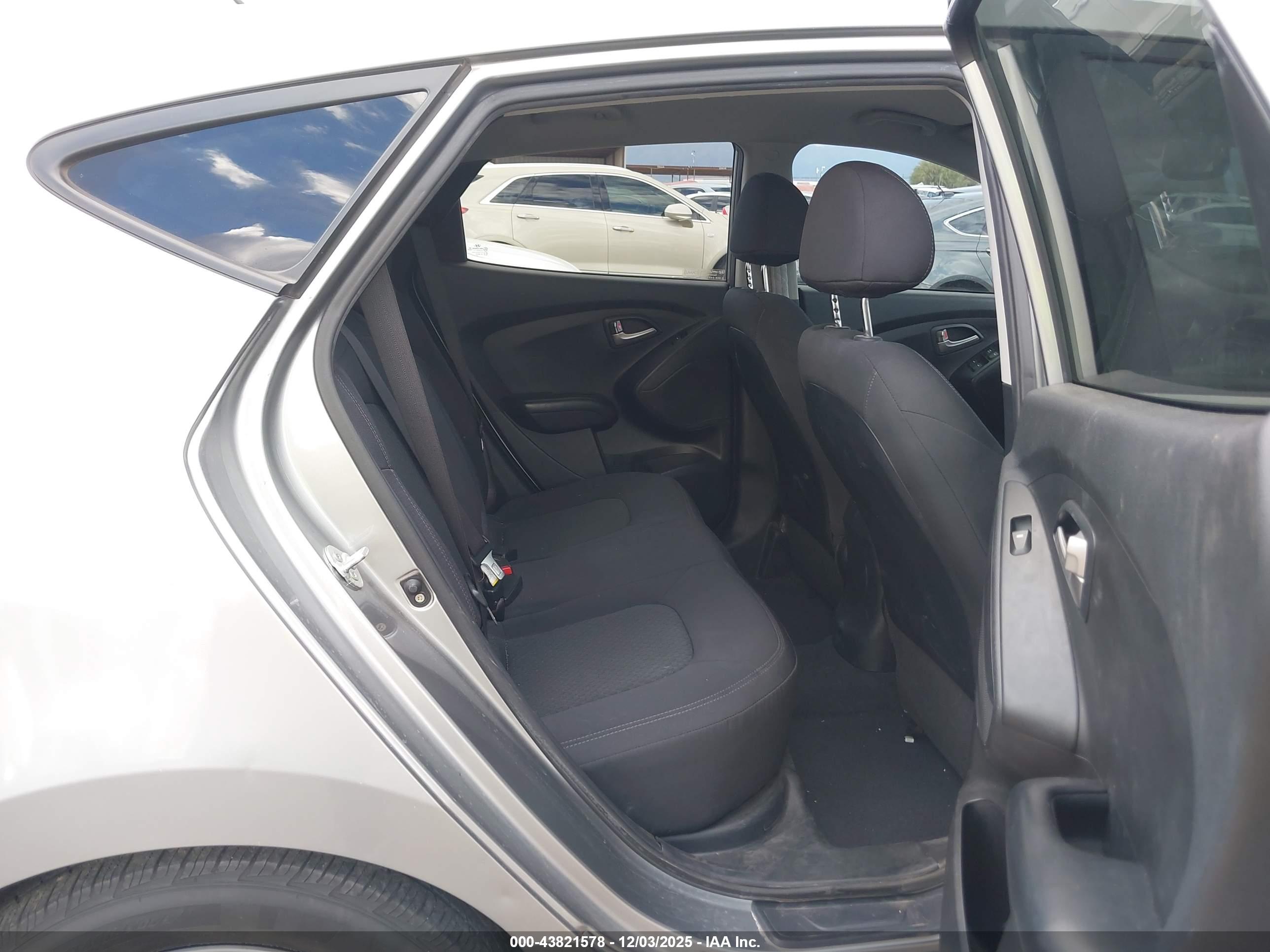 HYUNDAI TUCSON image 8