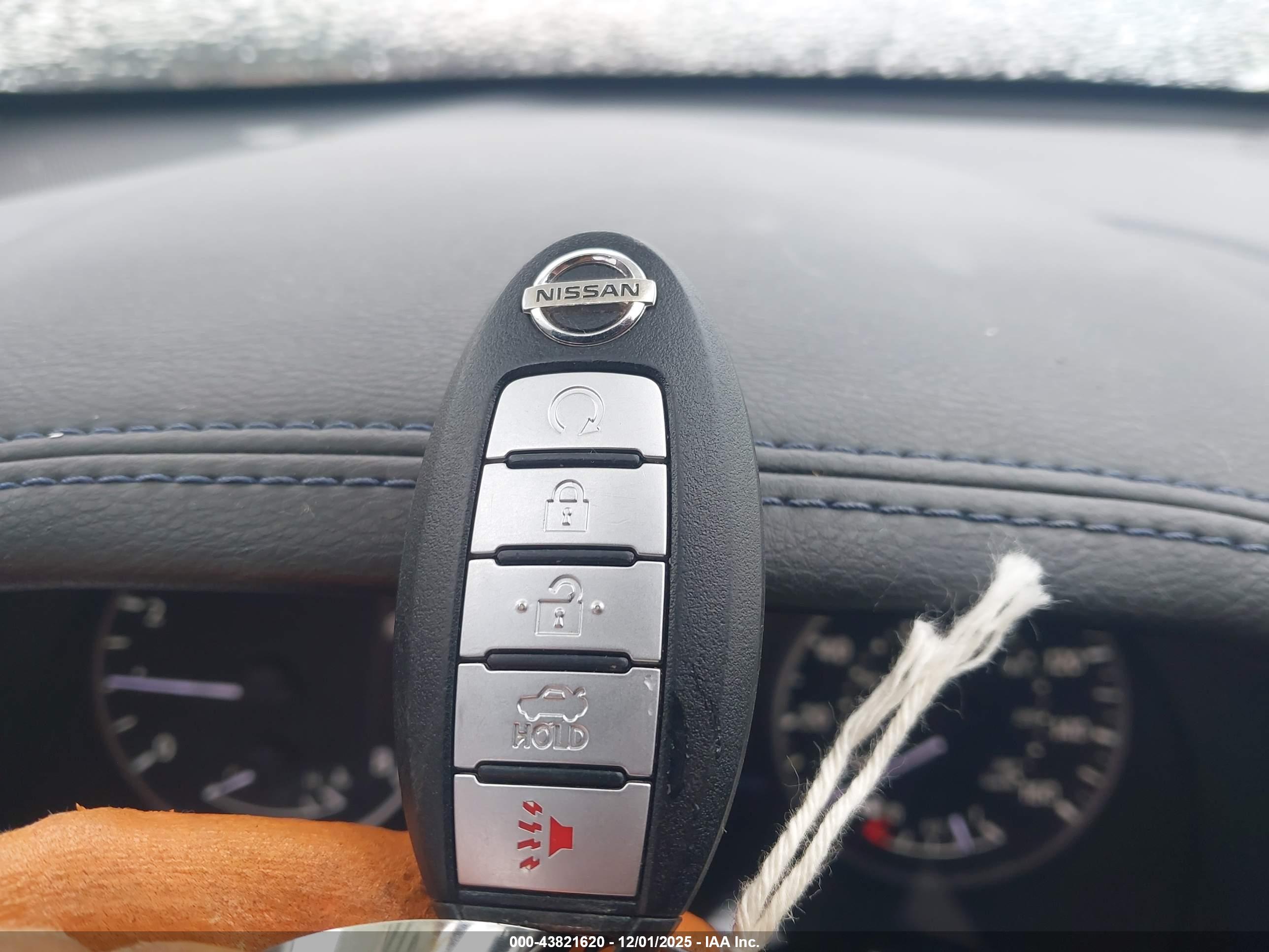 NISSAN MAXIMA image 11