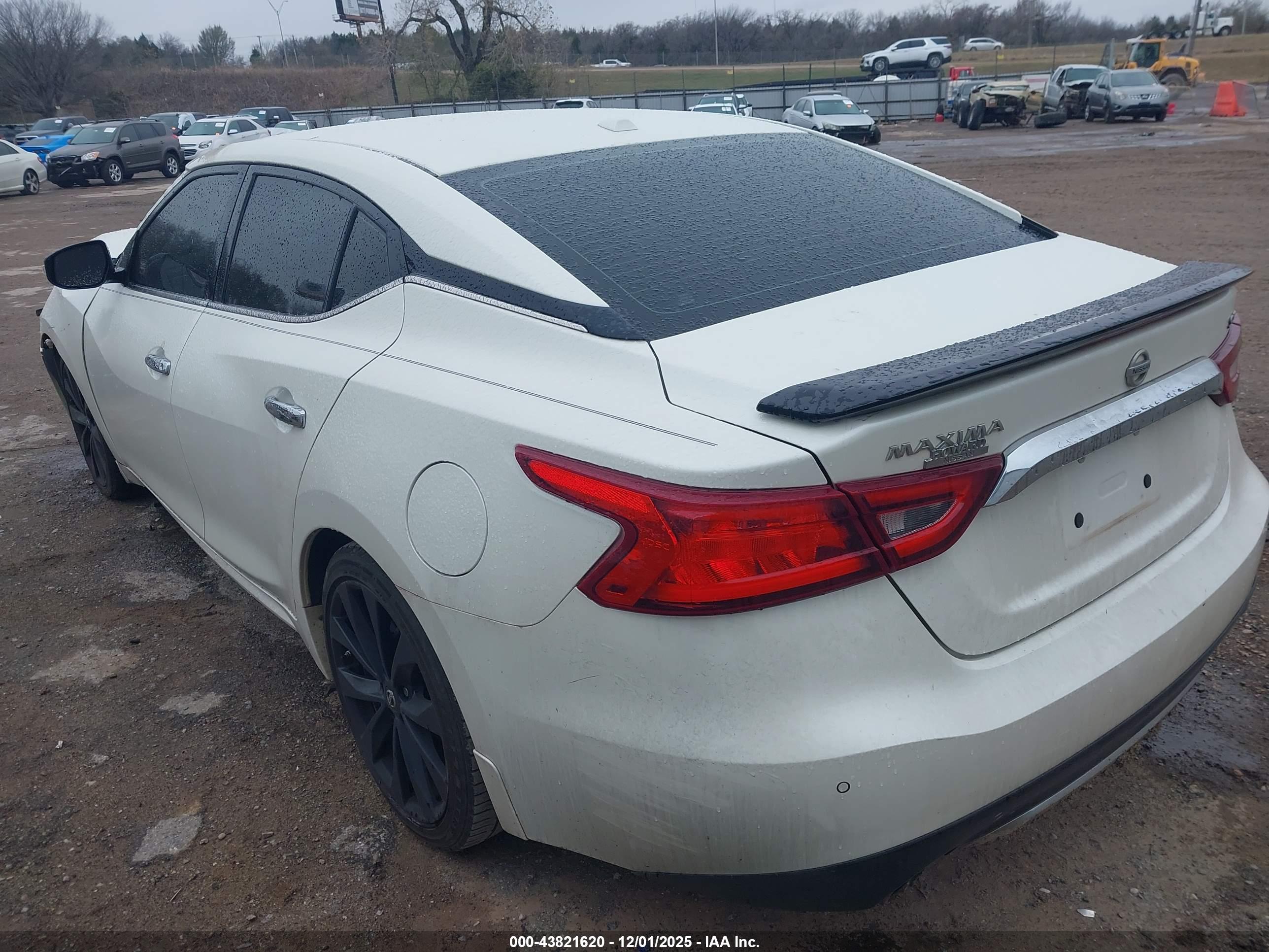 NISSAN MAXIMA image 3