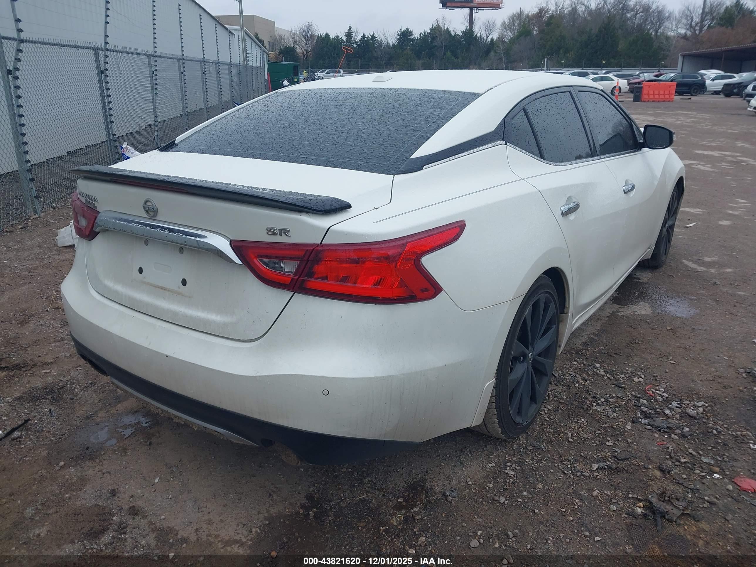 NISSAN MAXIMA image 4