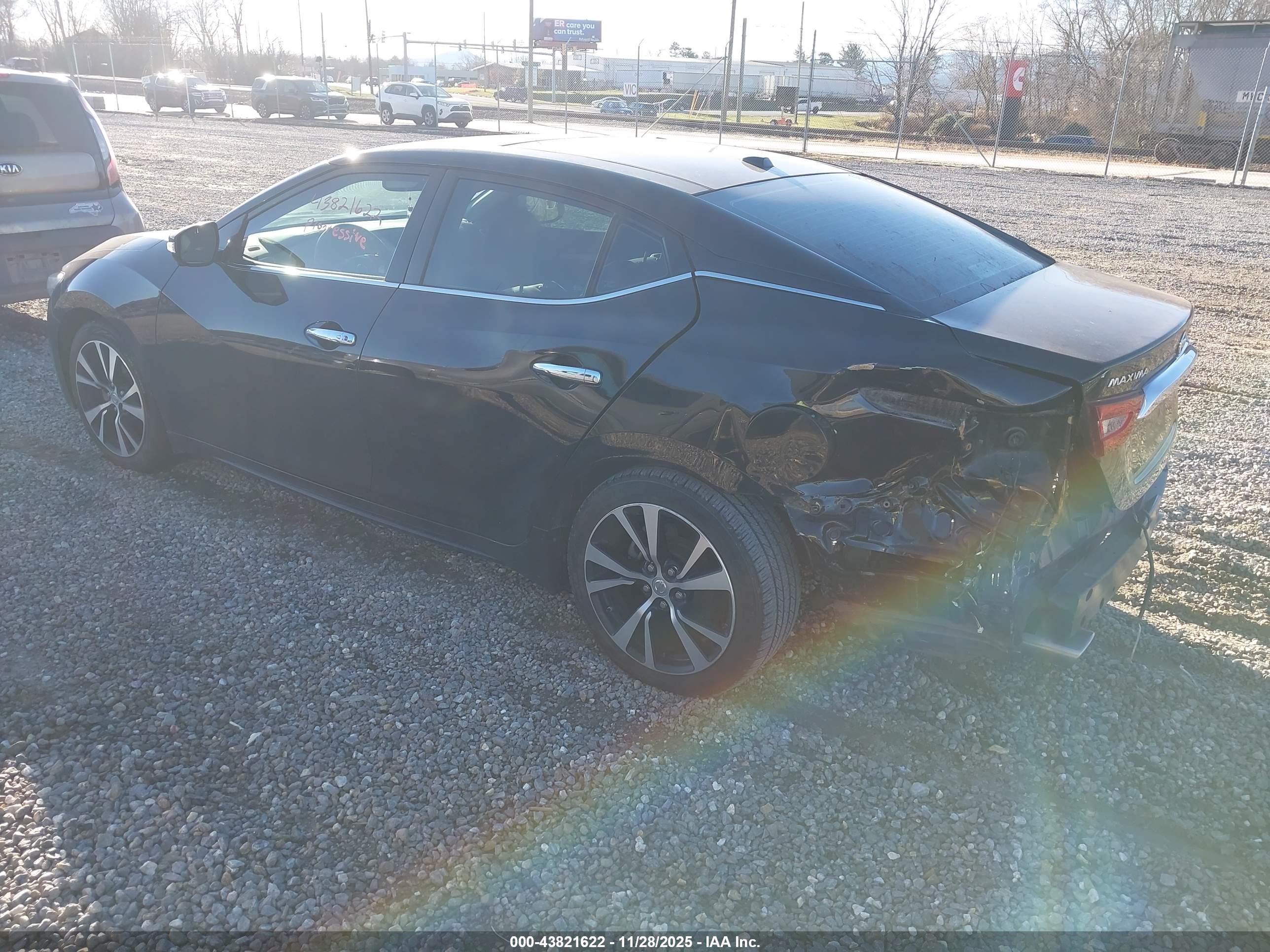 NISSAN MAXIMA image 3