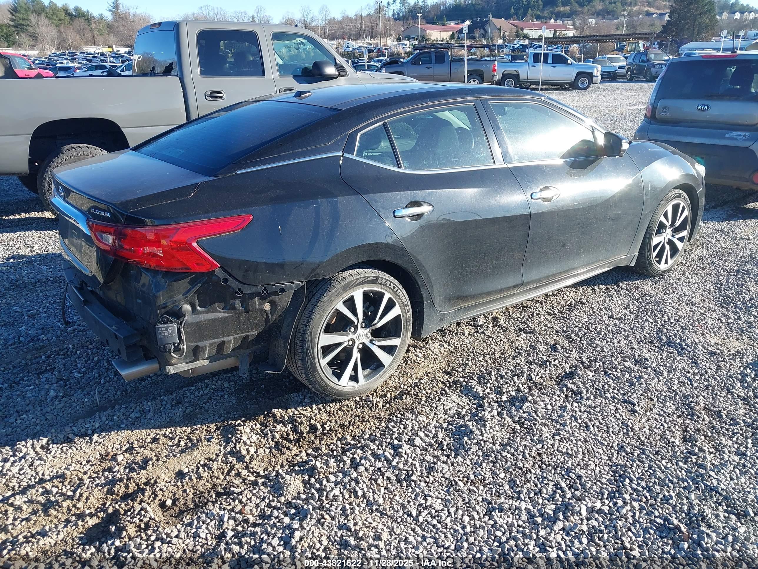 NISSAN MAXIMA image 4