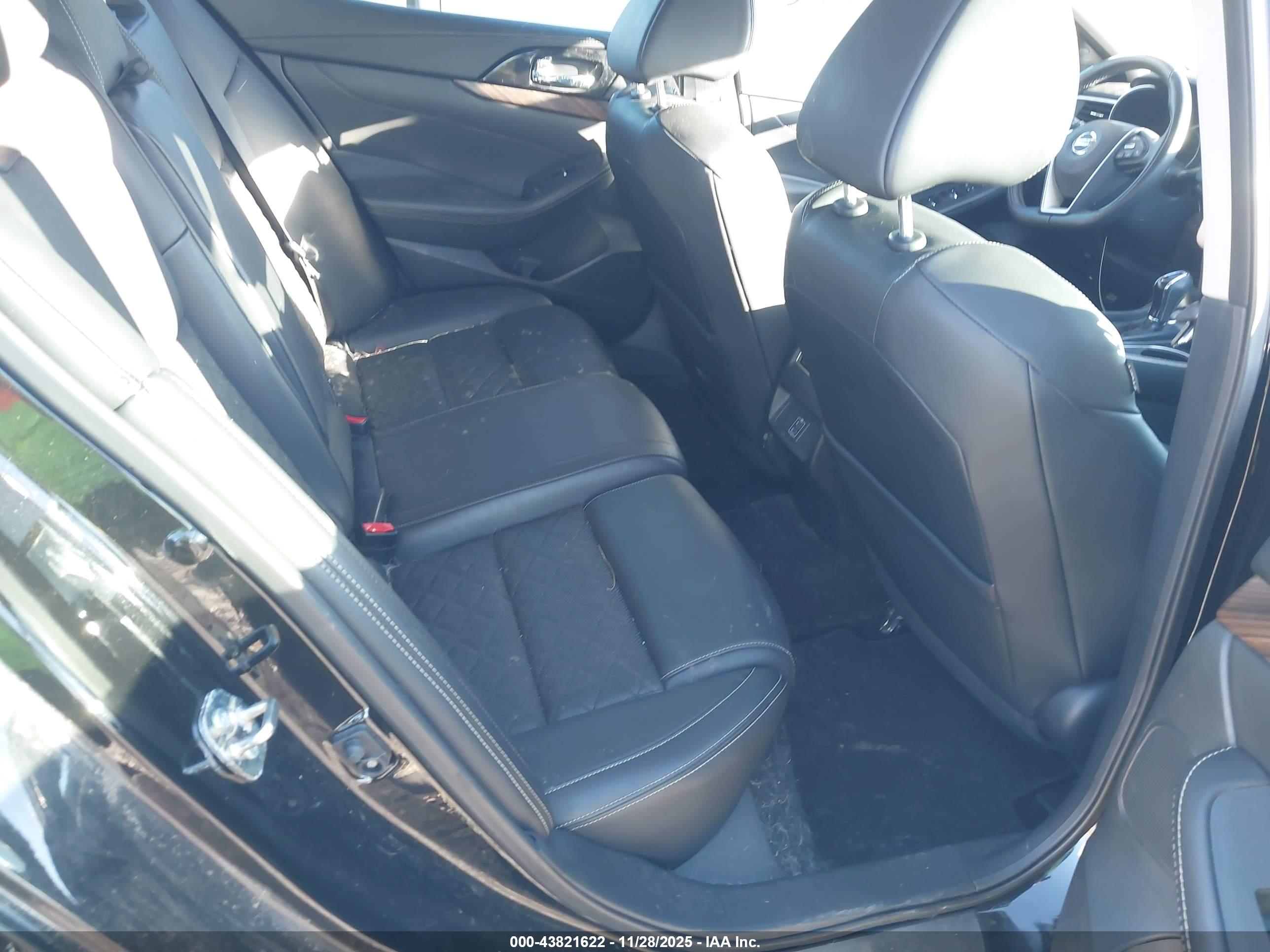 NISSAN MAXIMA image 8