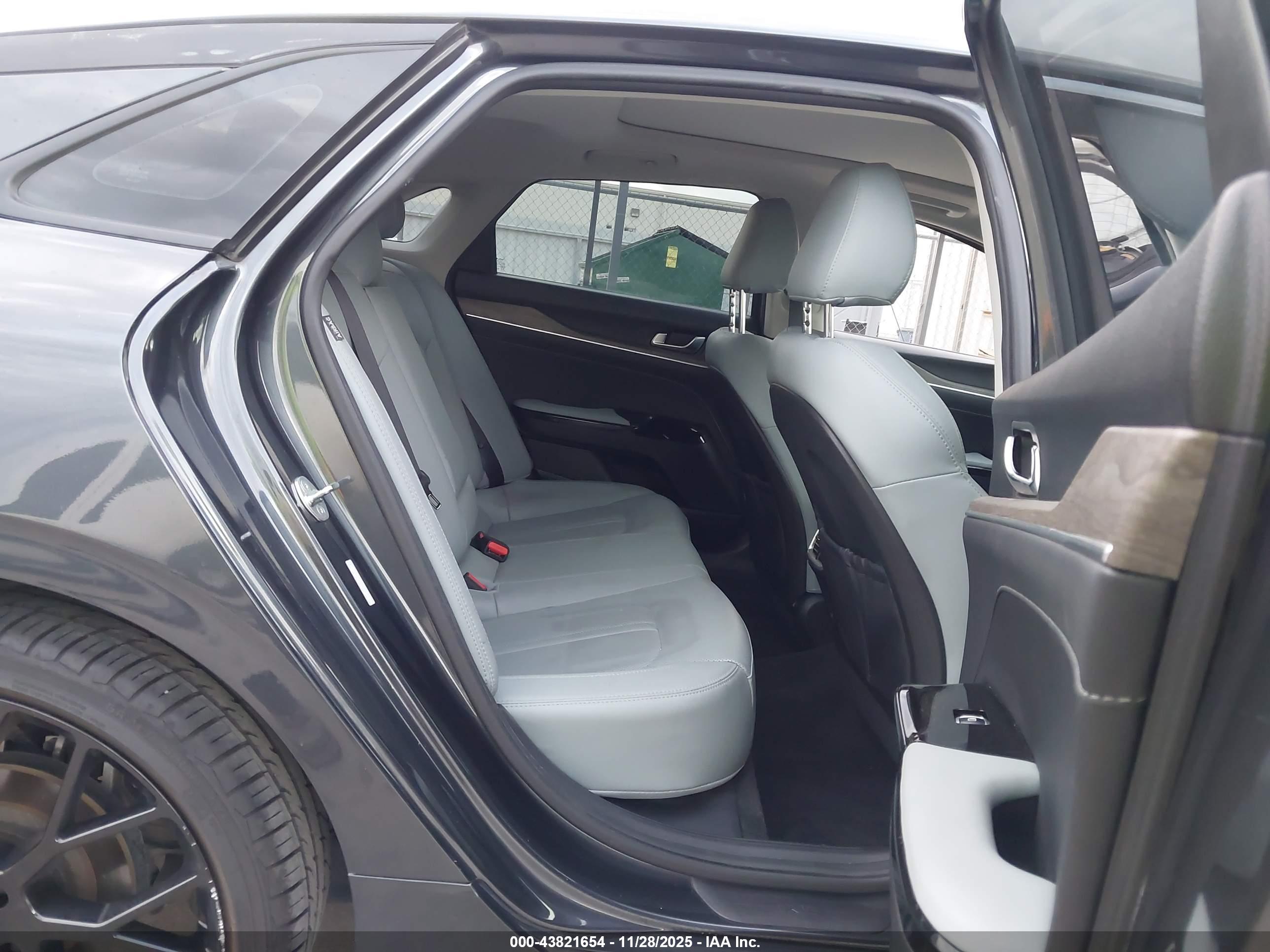 KIA K5 image 8