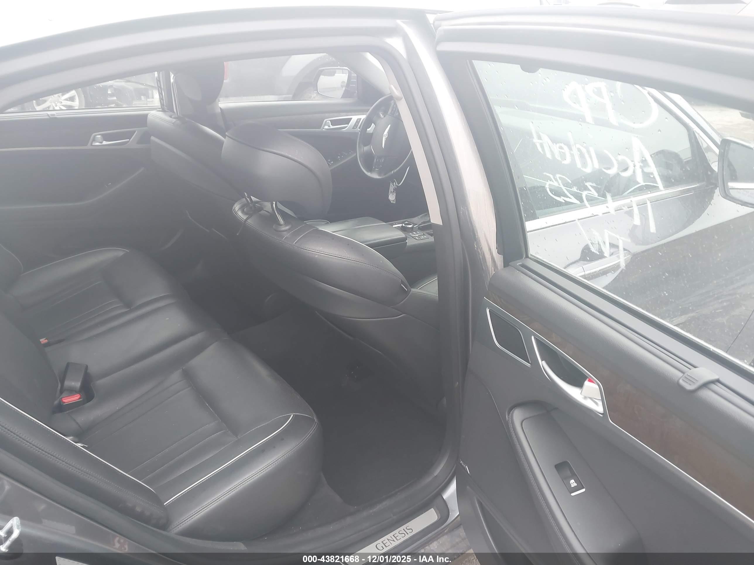 HYUNDAI GENESIS image 8