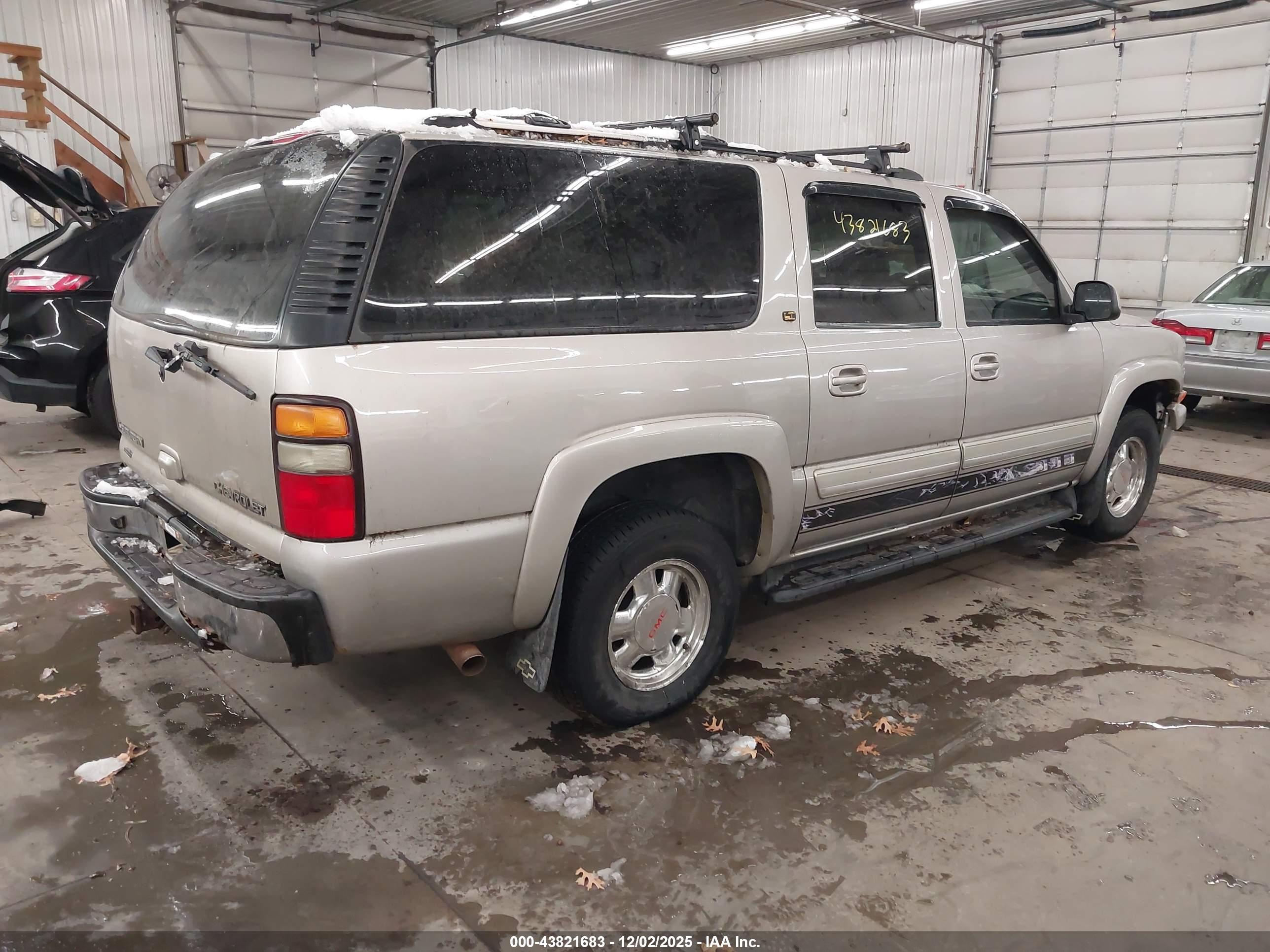 CHEVROLET SUBURBAN image 4