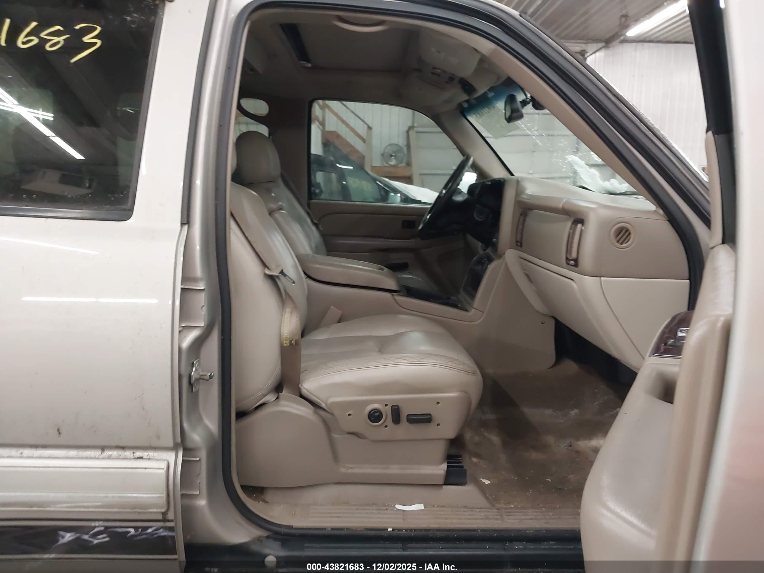 CHEVROLET SUBURBAN image 5