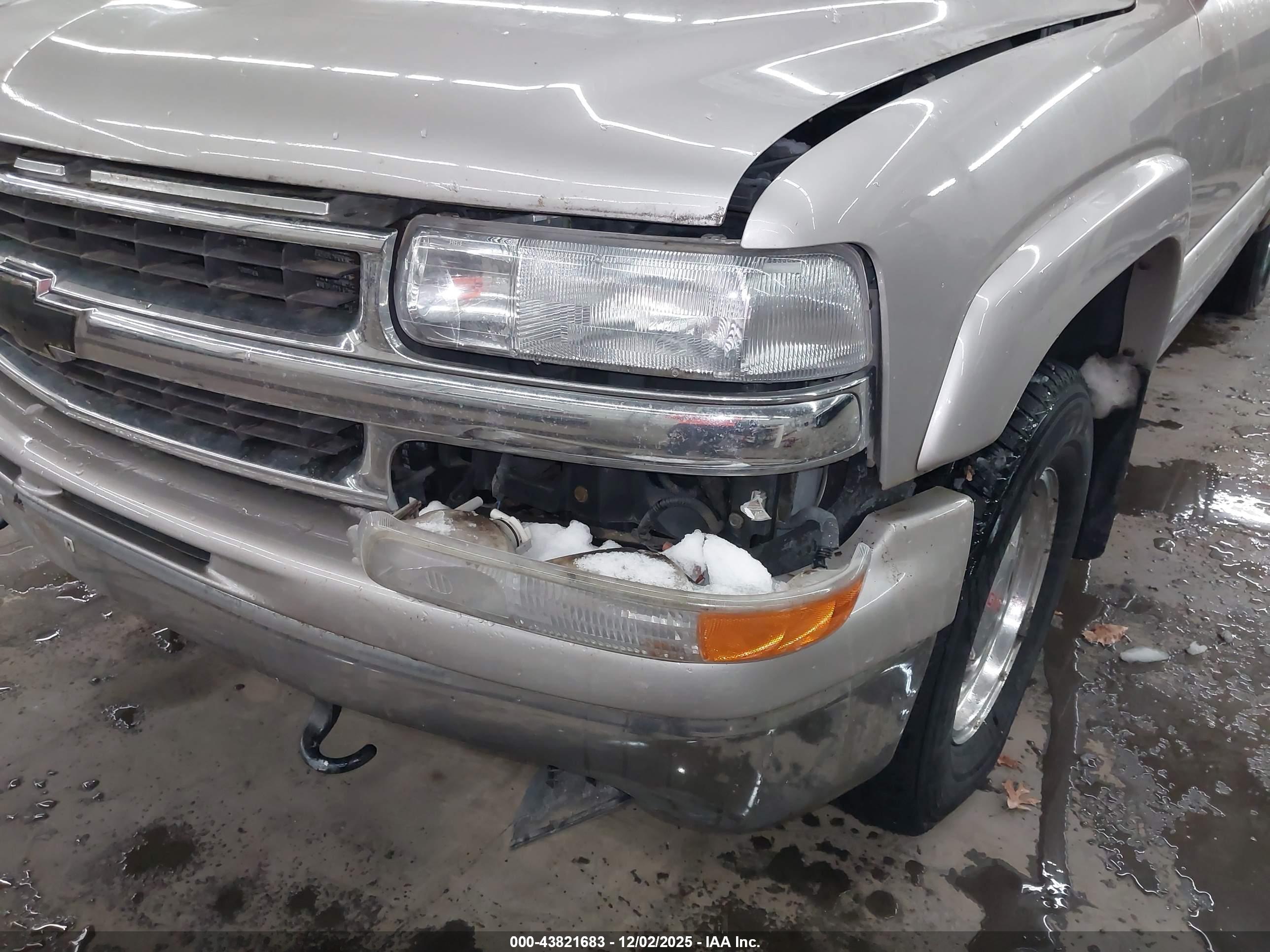 CHEVROLET SUBURBAN image 6