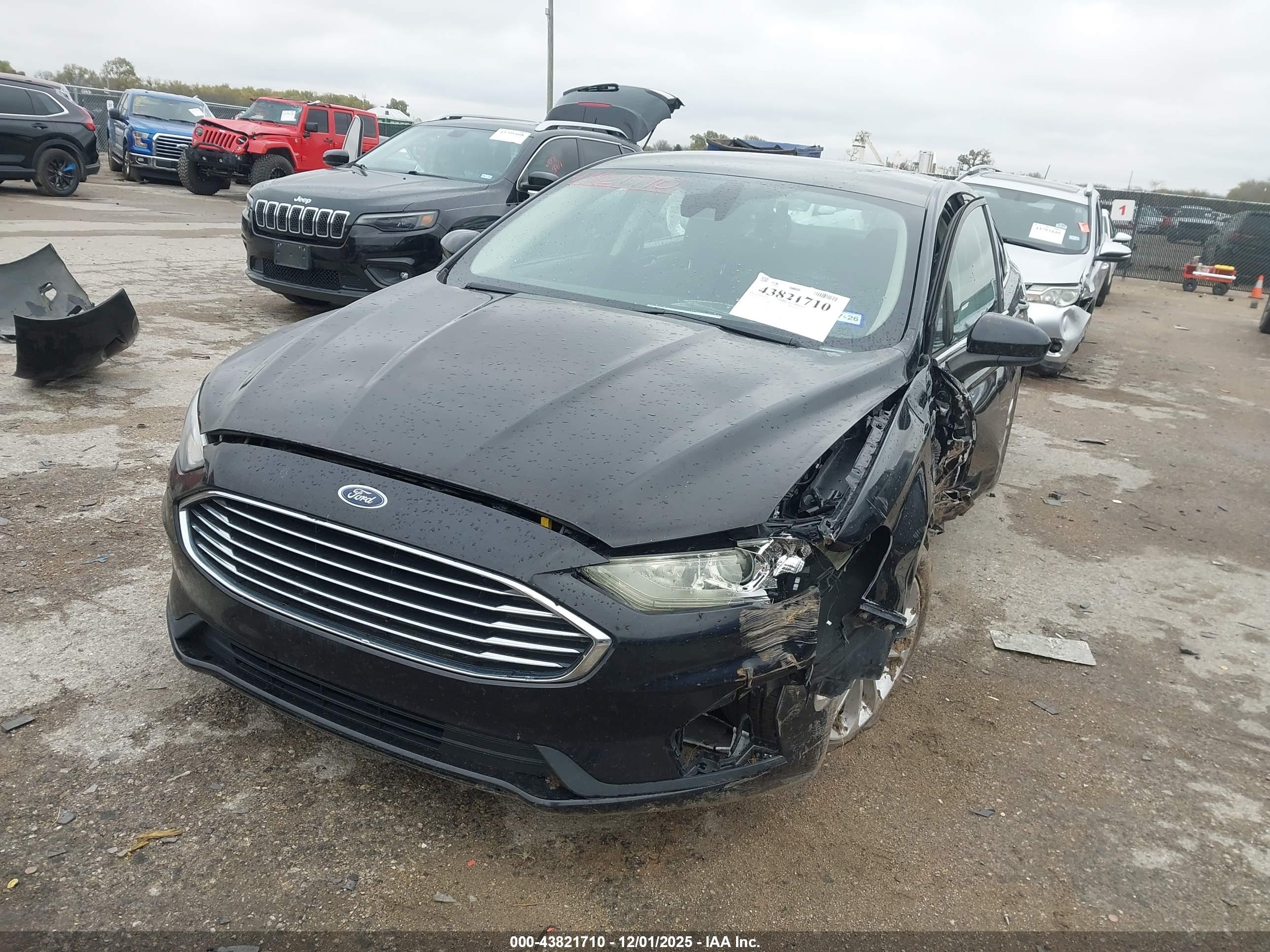FORD FUSION image 2